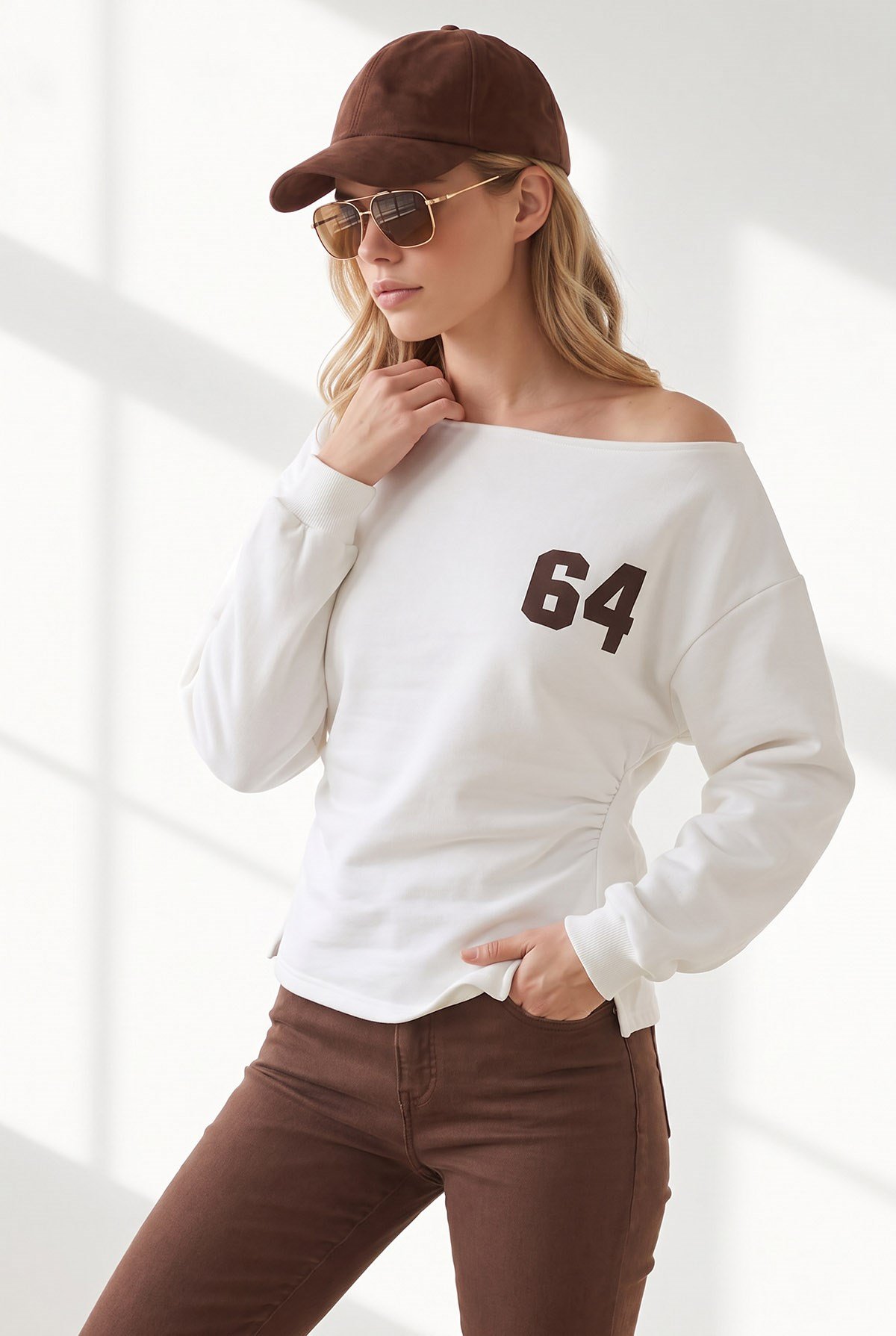 Kayık Yaka Sırt Baskılı Mini Yırtmaçlı Şardonlu Sweatshirt Beyaz
