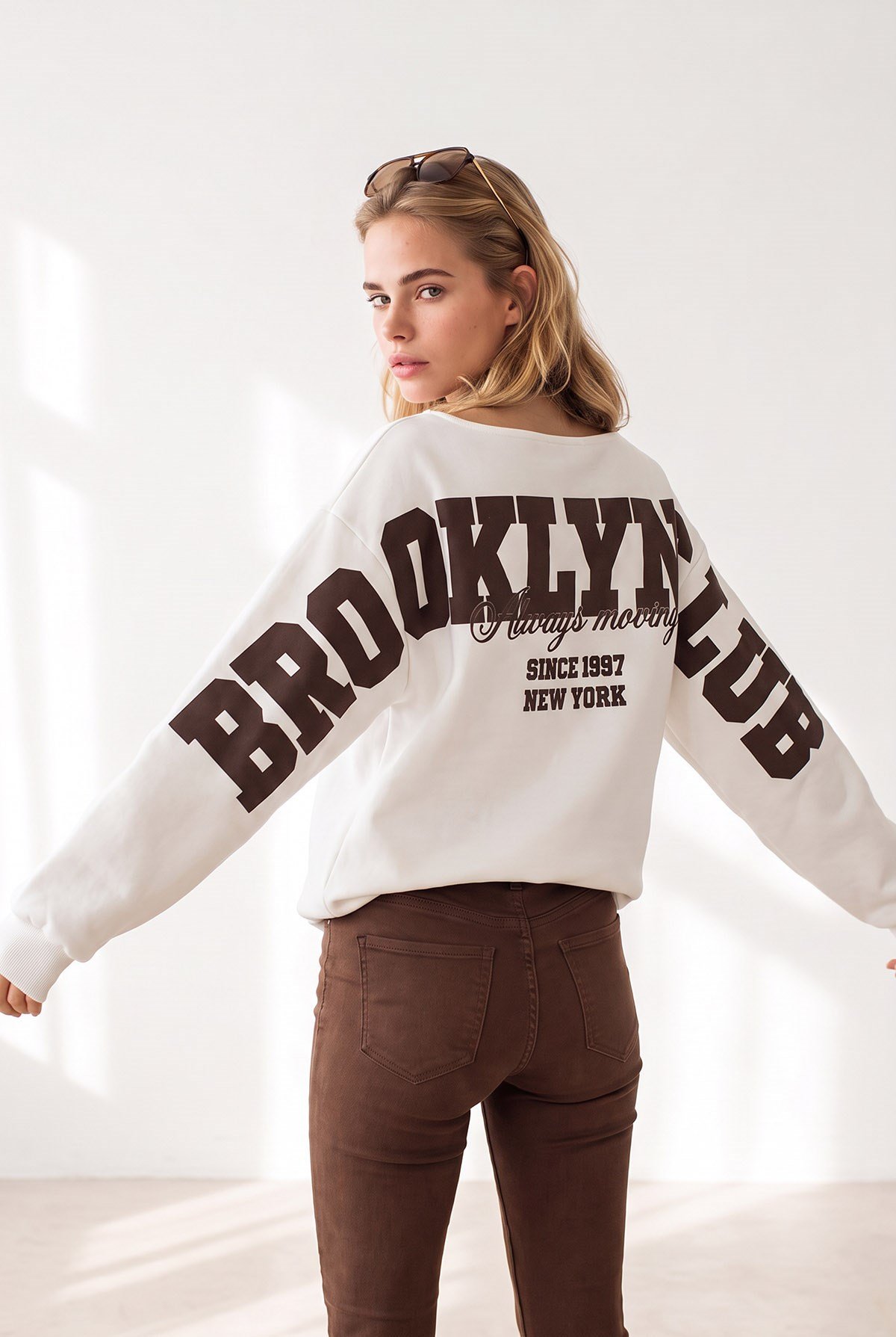 Kayık Yaka Sırt Baskılı Mini Yırtmaçlı Şardonlu Sweatshirt Beyaz