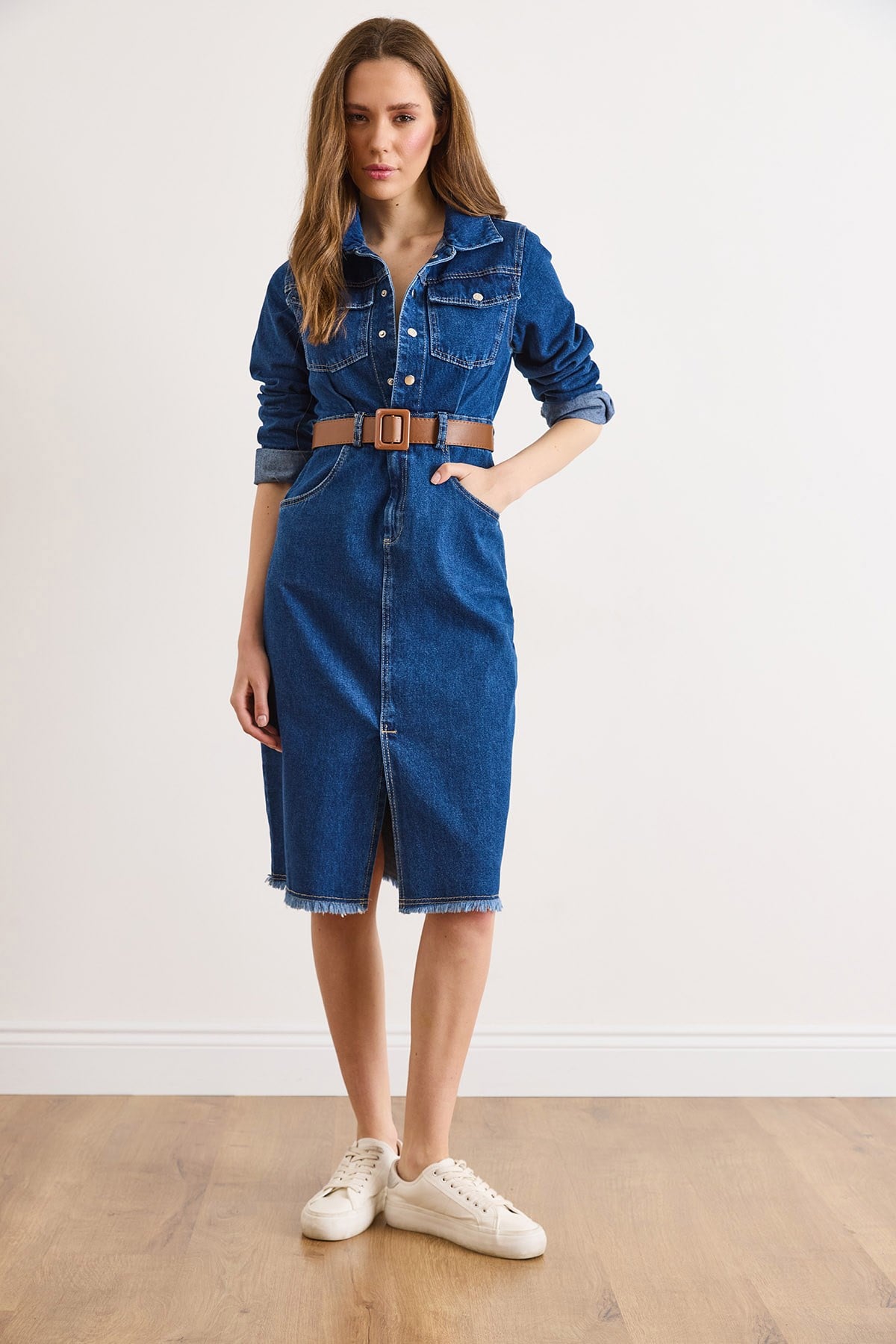 Kemerli Cepli Önü Yırtmaçlı Midi Denim Elbise Koyu Mavi