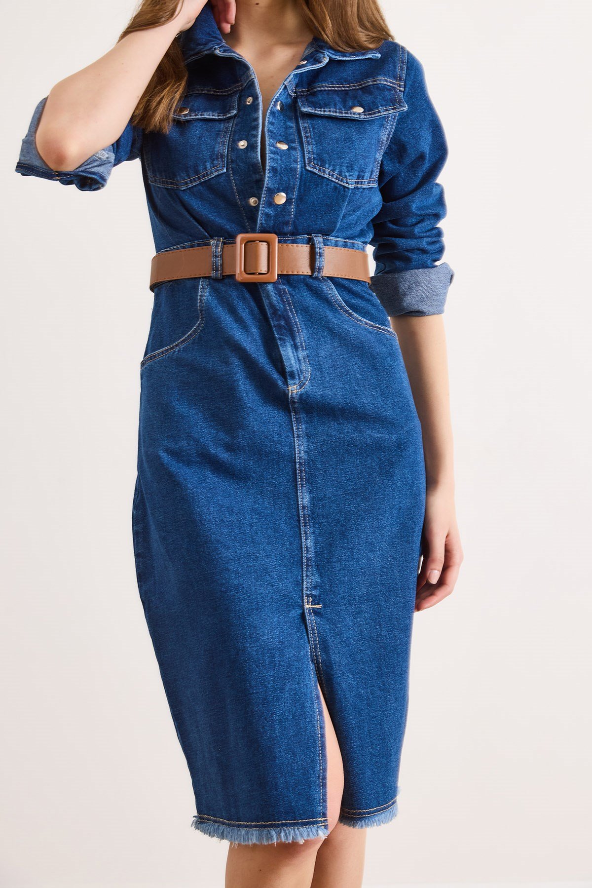 Kemerli Cepli Önü Yırtmaçlı Midi Denim Elbise Koyu Mavi