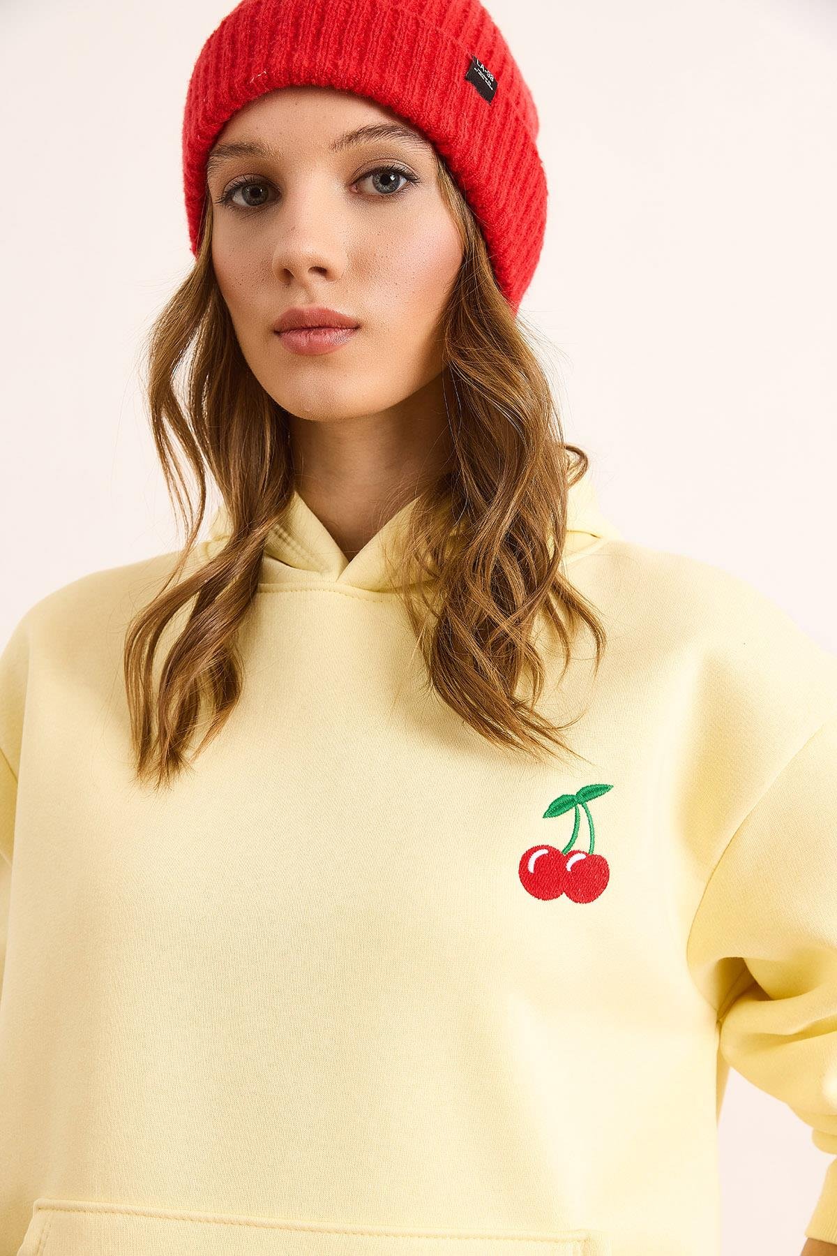 Kiraz Nakışlı Kapüşonlu Şardonlu Sweatshirt Sarı