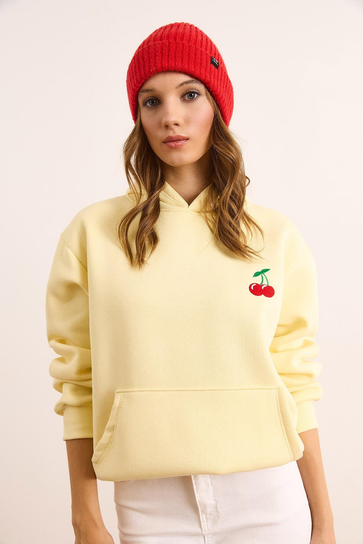 Kiraz Nakışlı Kapüşonlu Şardonlu Sweatshirt Sarı
