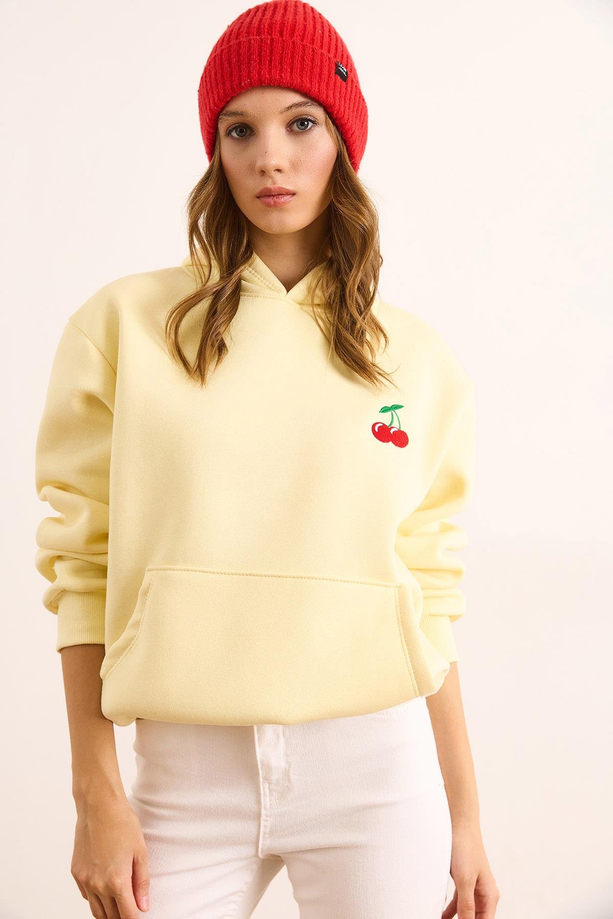 Kiraz Nakışlı Kapüşonlu Şardonlu Sweatshirt Sarı