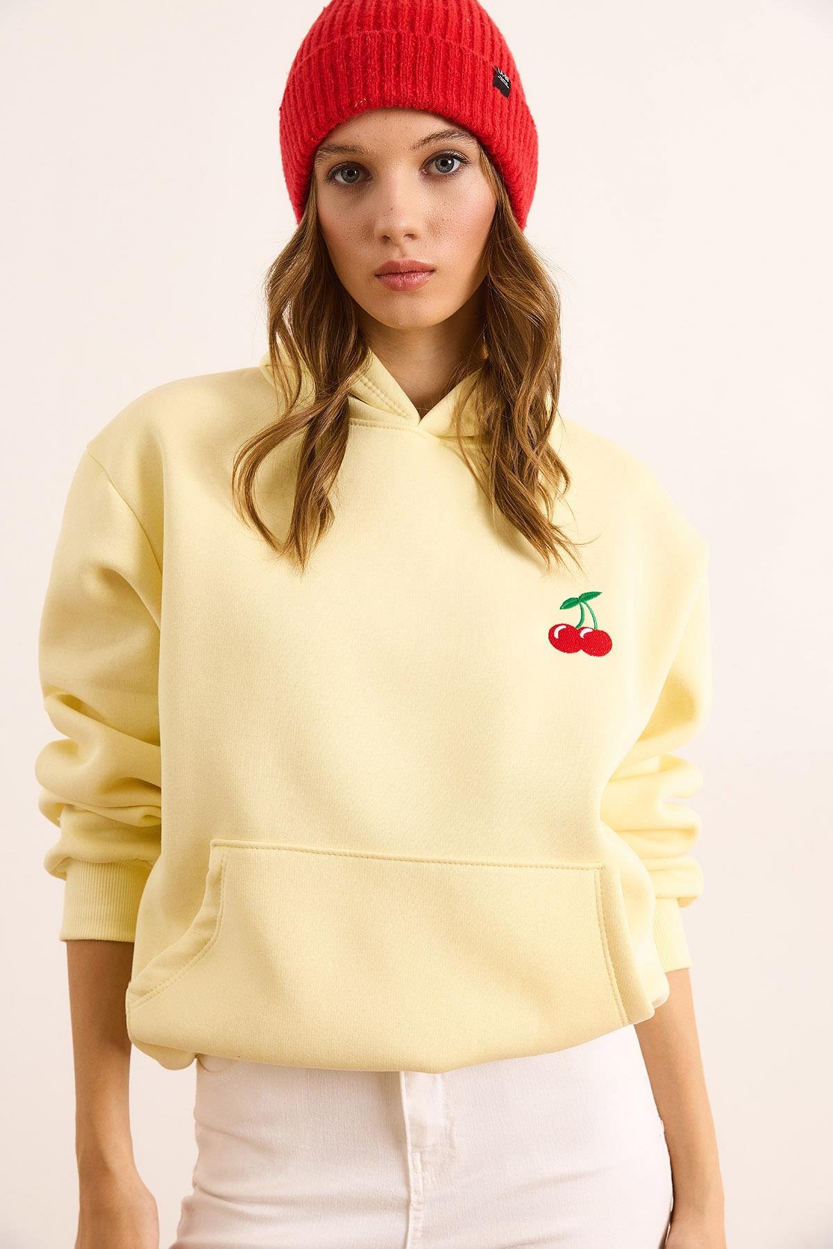 Kiraz Nakışlı Kapüşonlu Şardonlu Sweatshirt Sarı