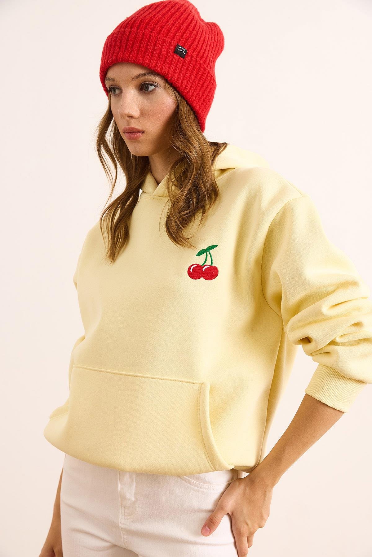 Kiraz Nakışlı Kapüşonlu Şardonlu Sweatshirt Sarı