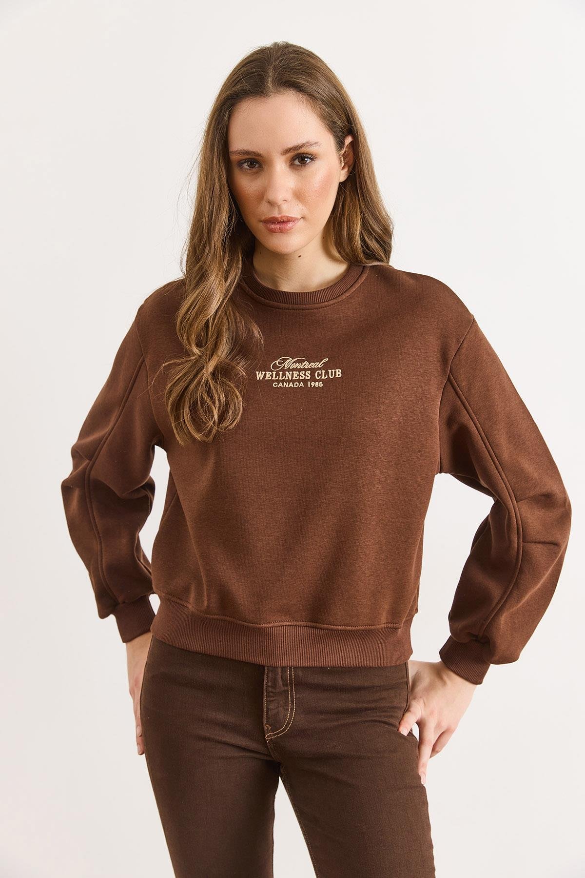 Kol Detaylı Nakışlı Şardonlu Sweatshirt Acı Kahve