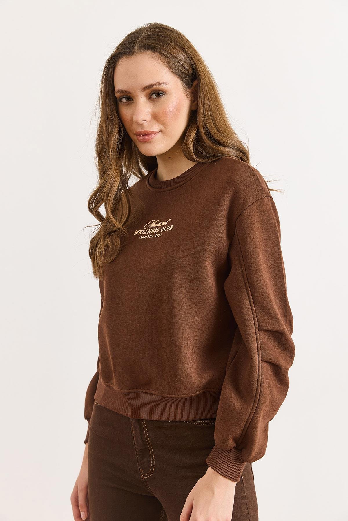 Kol Detaylı Nakışlı Şardonlu Sweatshirt Acı Kahve