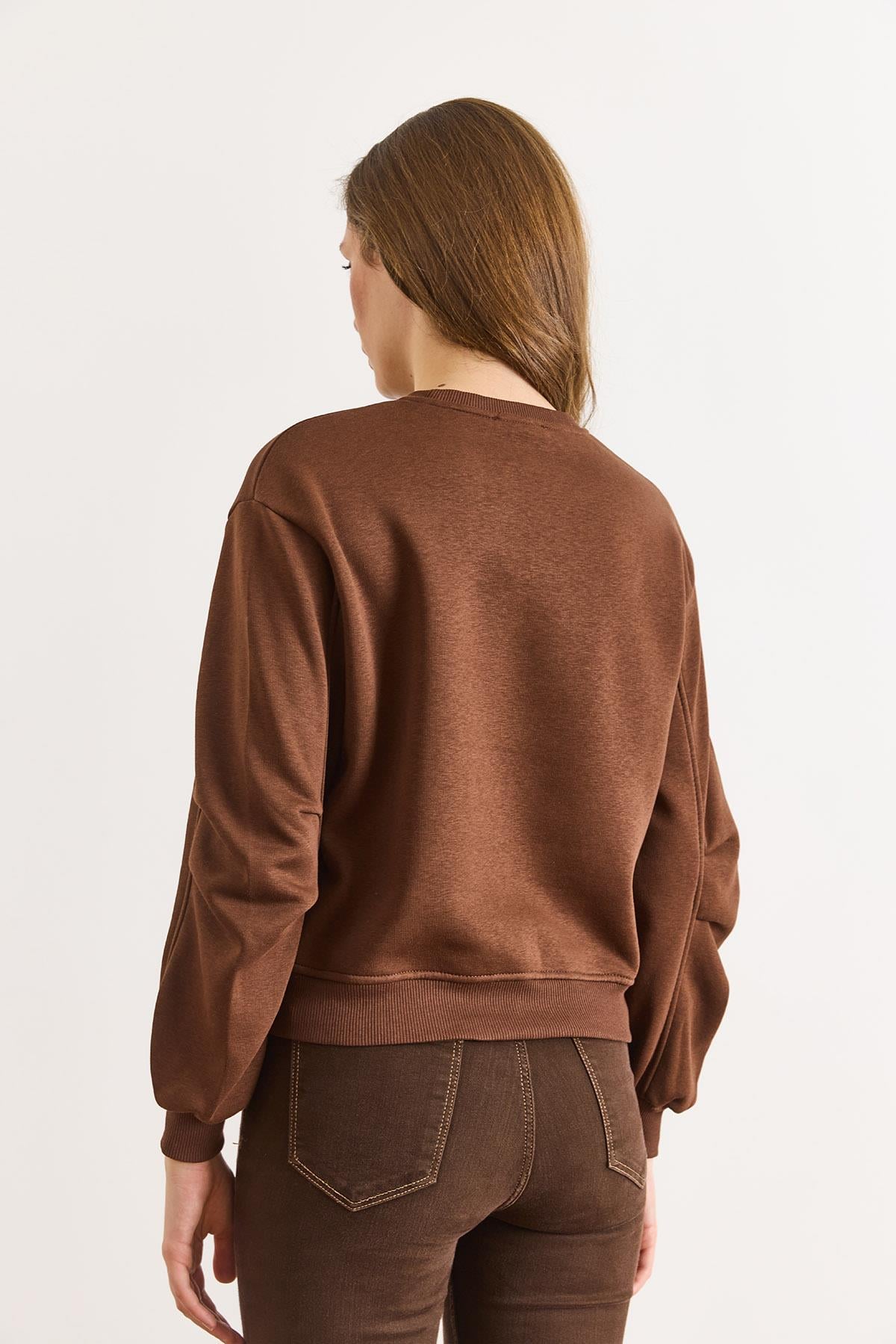 Kol Detaylı Nakışlı Şardonlu Sweatshirt Acı Kahve