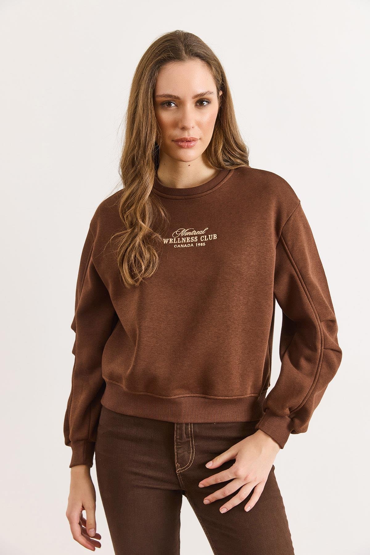 Kol Detaylı Nakışlı Şardonlu Sweatshirt Acı Kahve