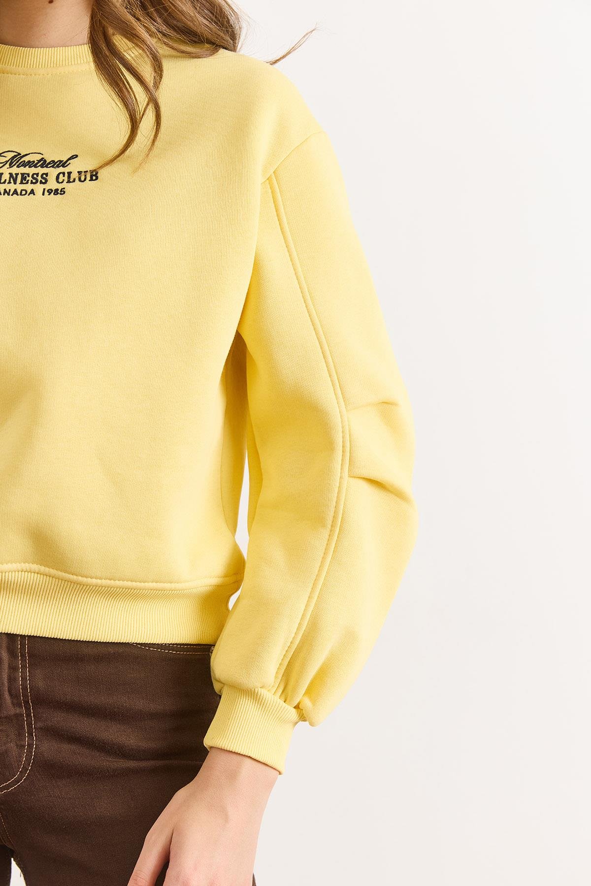 Kol Detaylı Nakışlı Şardonlu Sweatshirt Sarı