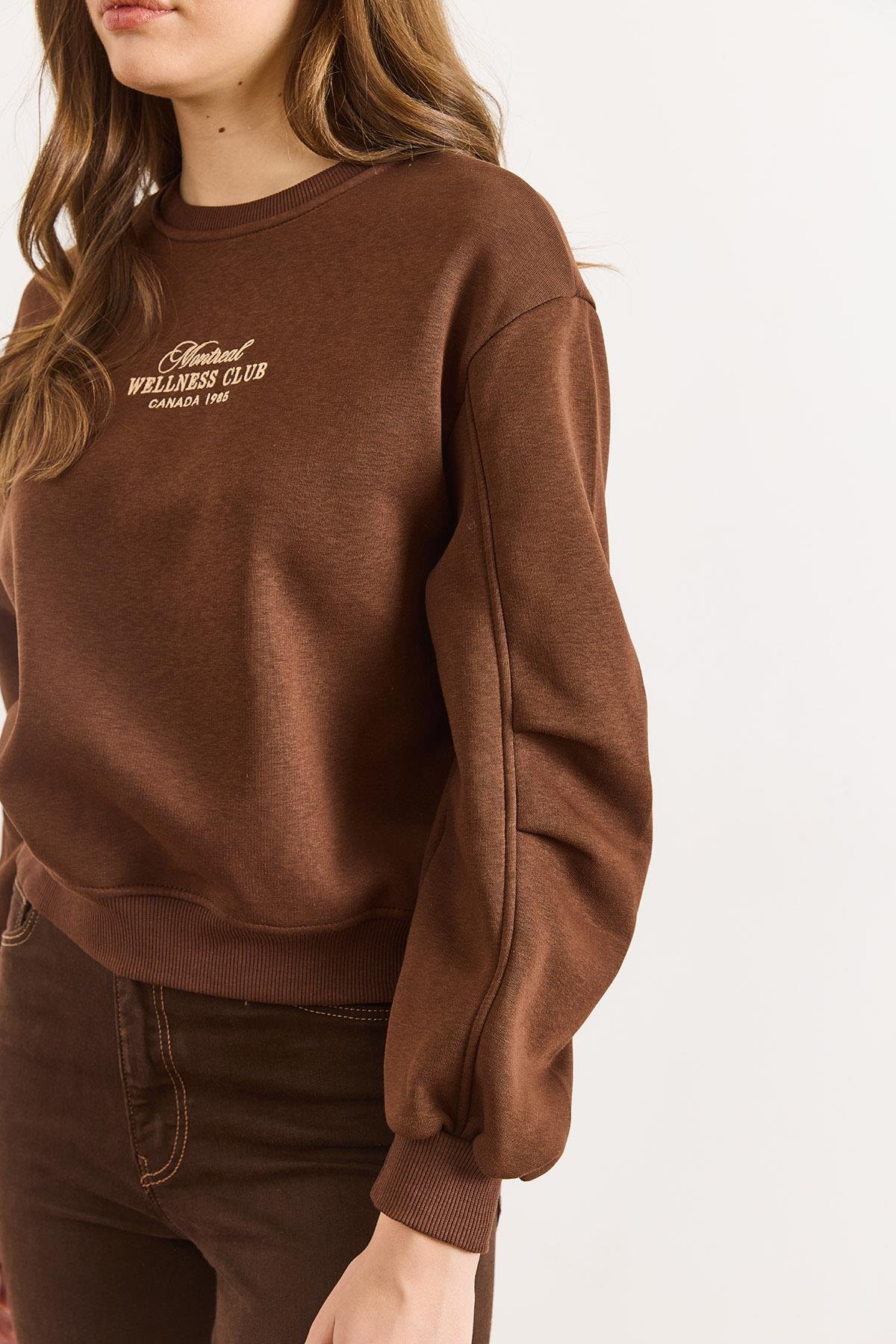 Kol Detaylı Nakışlı Şardonlu Sweatshirt Acı Kahve