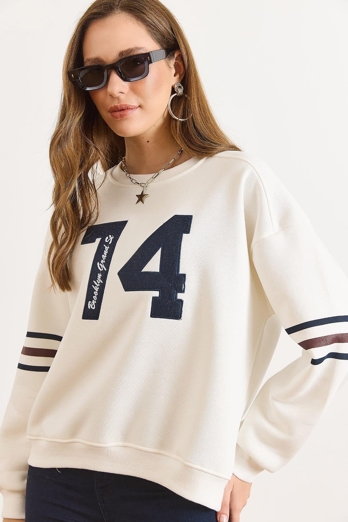 Kol Şeritli Dikiş Detaylı Şardonlu Sweatshirt Beyaz