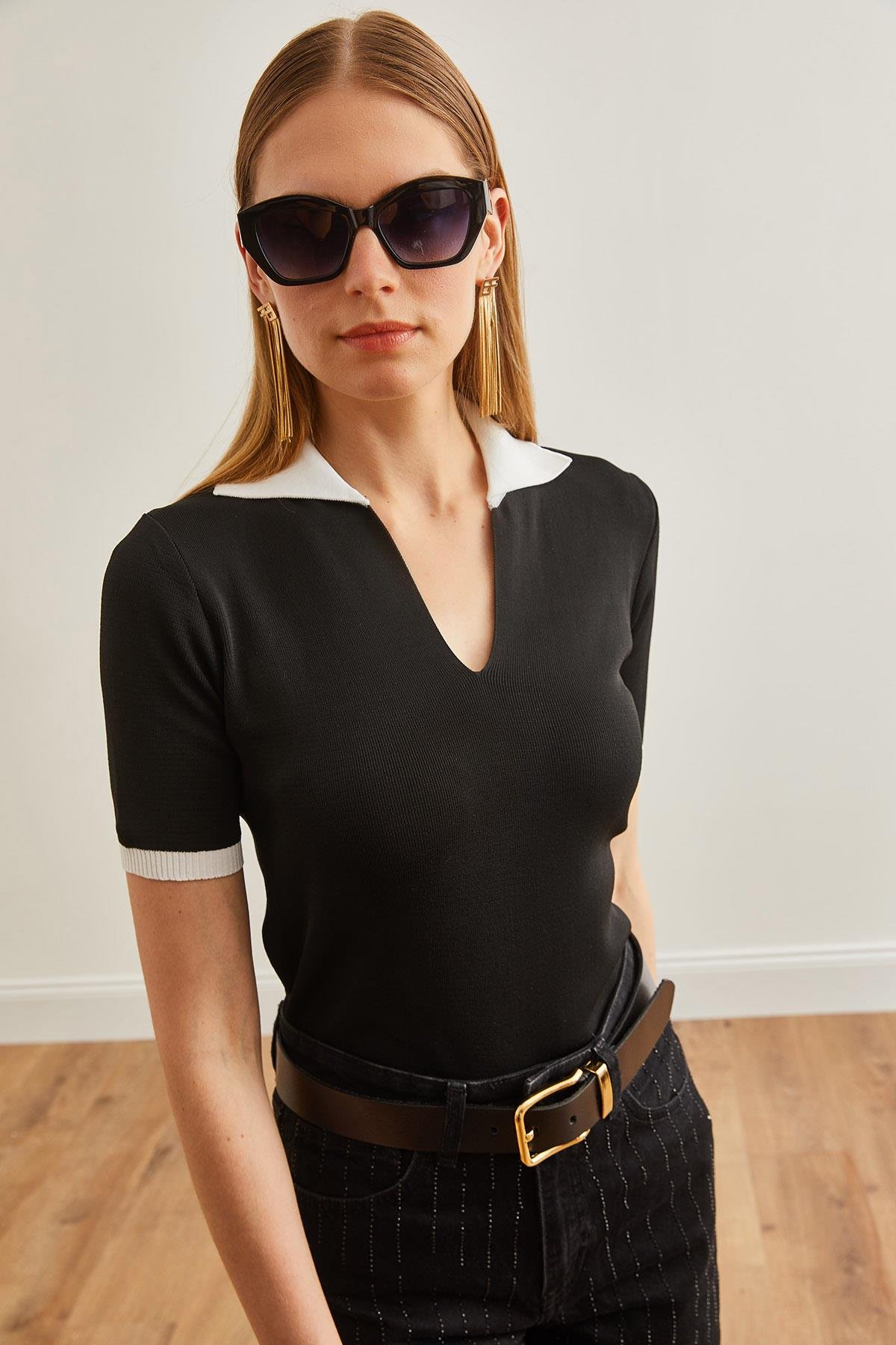 Kontrast Detaylı Polo Yaka Crop Triko Bluz Siyah