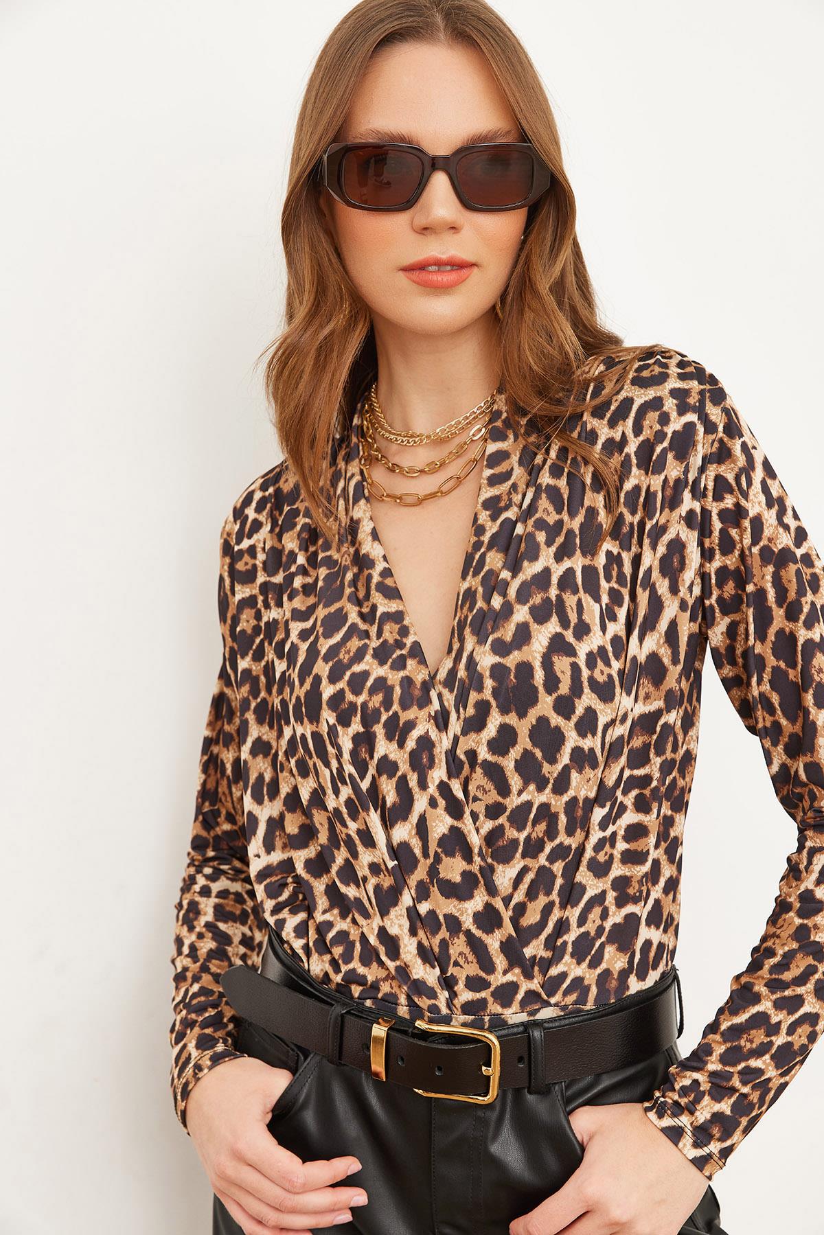 Kruvaze Omuz Drape Detaylı Altı Çıtçıtlı Bodysuit Leopar Taş