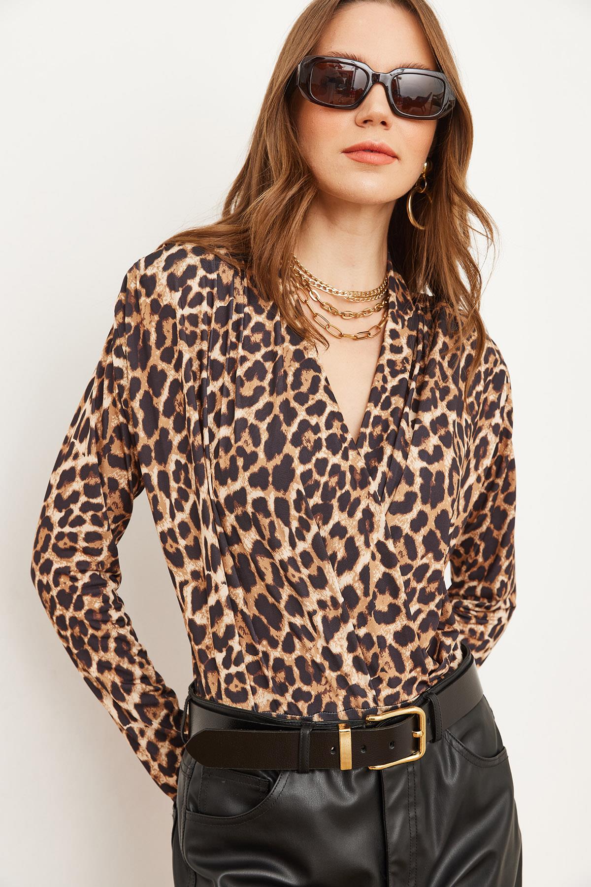 Kruvaze Omuz Drape Detaylı Altı Çıtçıtlı Bodysuit Leopar Taş