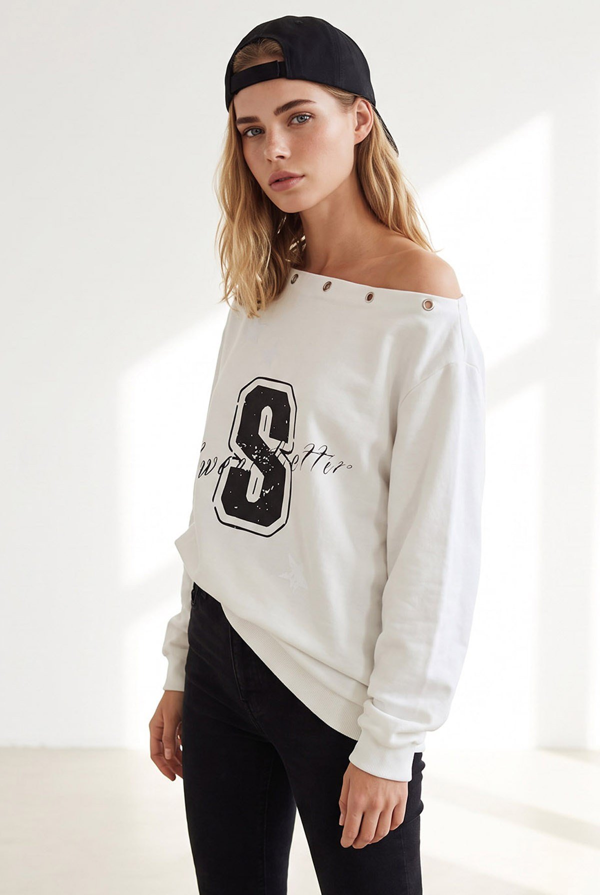 Kuş Gözü Detaylı Şardonsuz Düşük Omuz Sweatshirt Beyaz