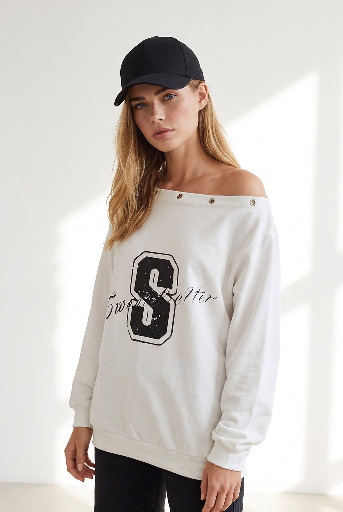 Kuş Gözü Detaylı Şardonsuz Düşük Omuz Sweatshirt Beyaz