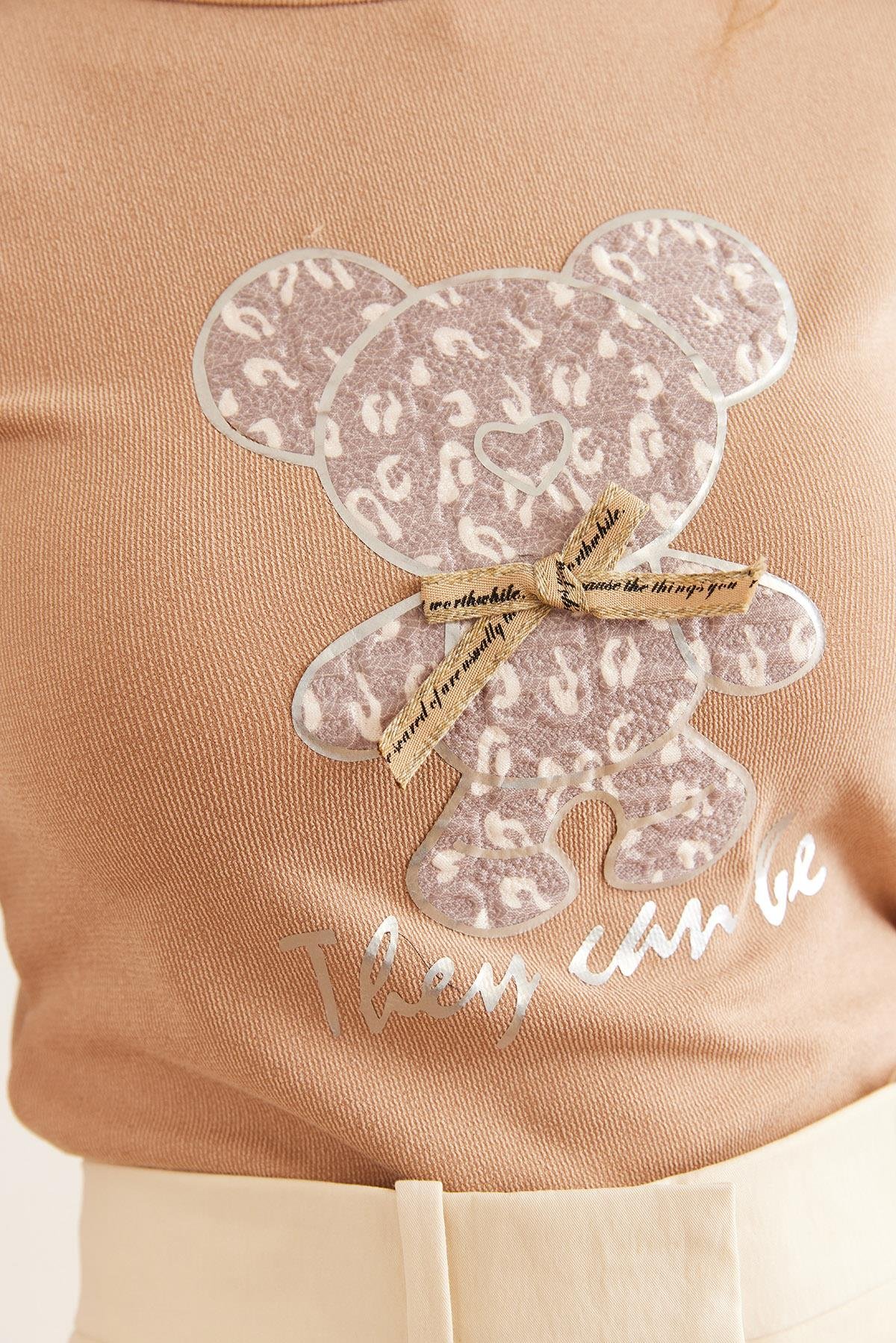Lame Şeritli Ayıcık Aplikeli Esnek Crop Bluz Camel