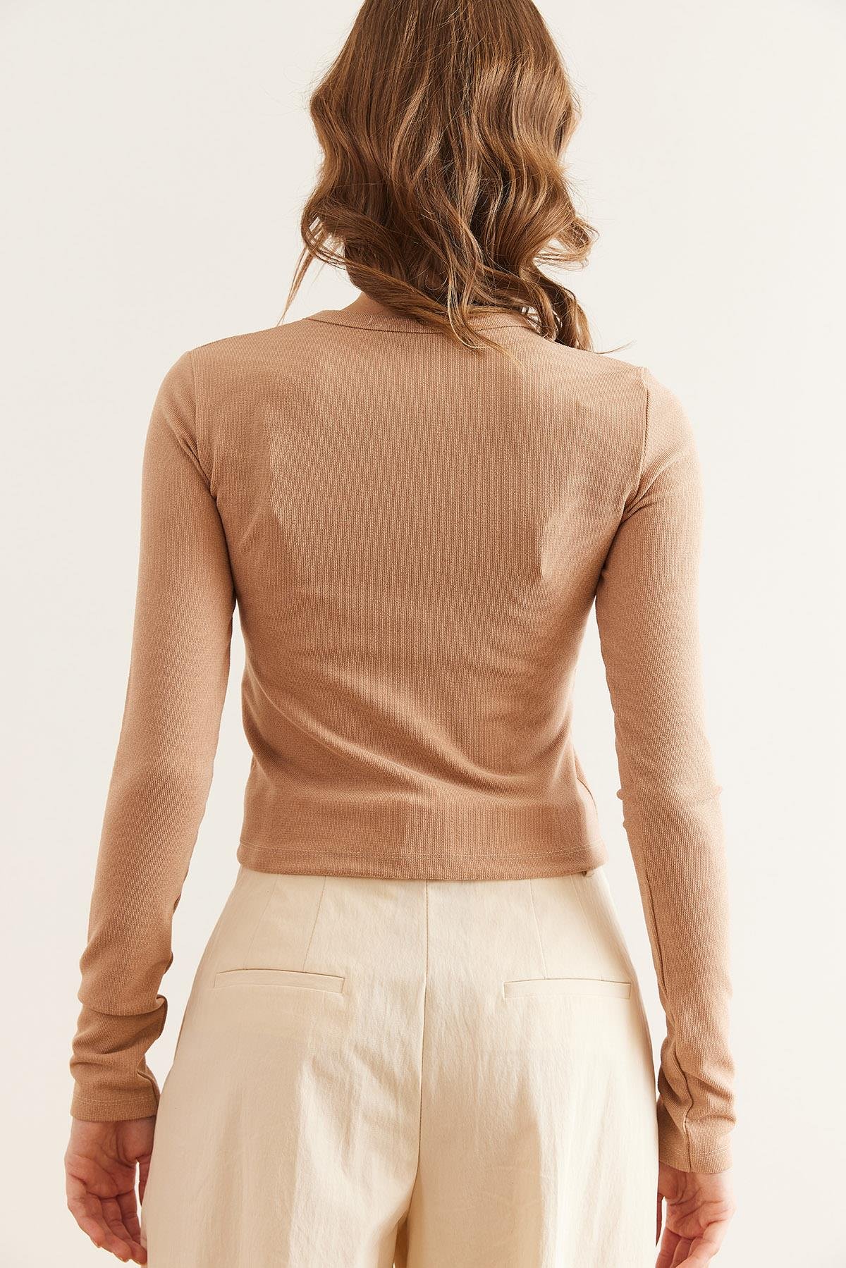 Lame Şeritli Ayıcık Aplikeli Esnek Crop Bluz Camel