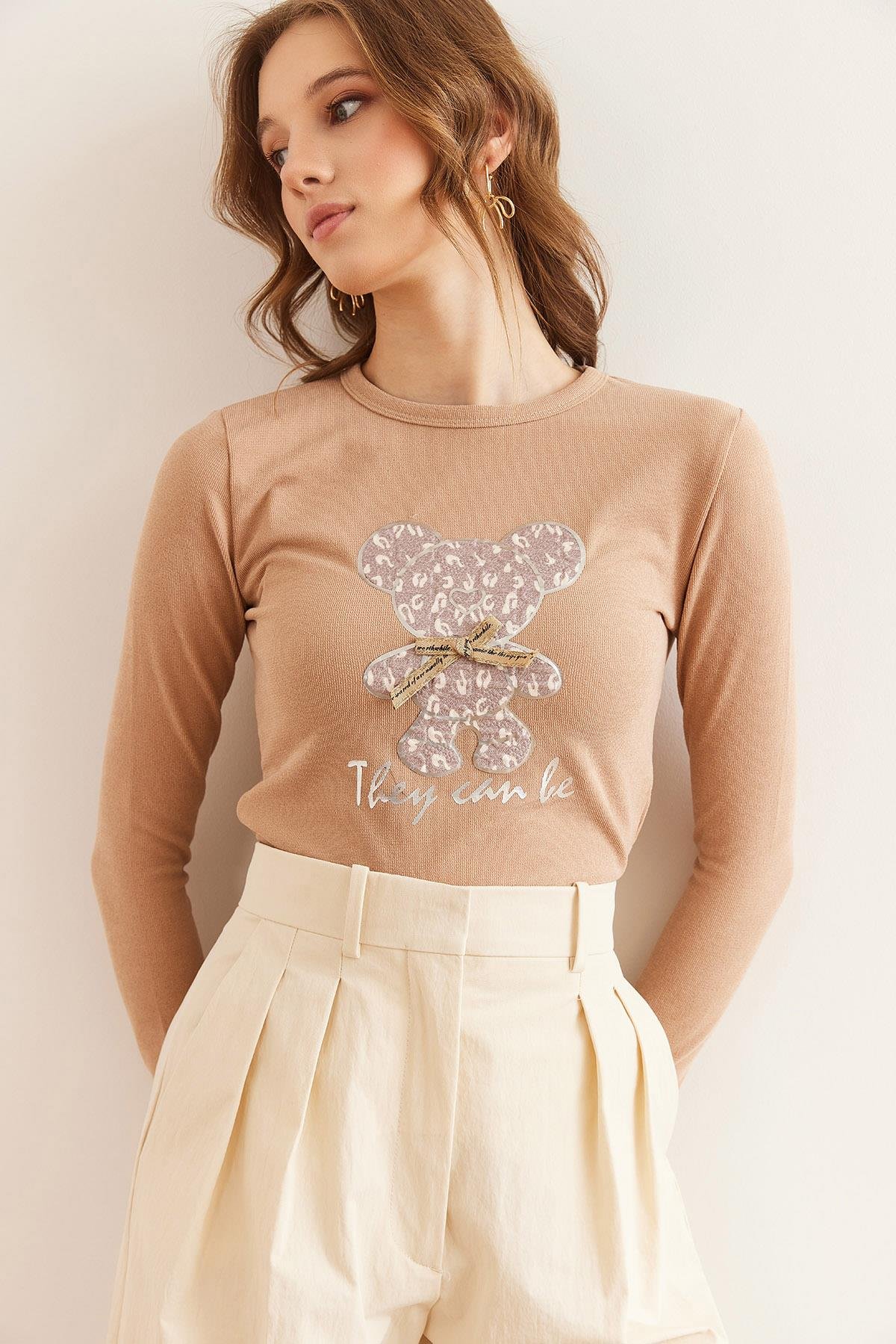 Lame Şeritli Ayıcık Aplikeli Esnek Crop Bluz Camel