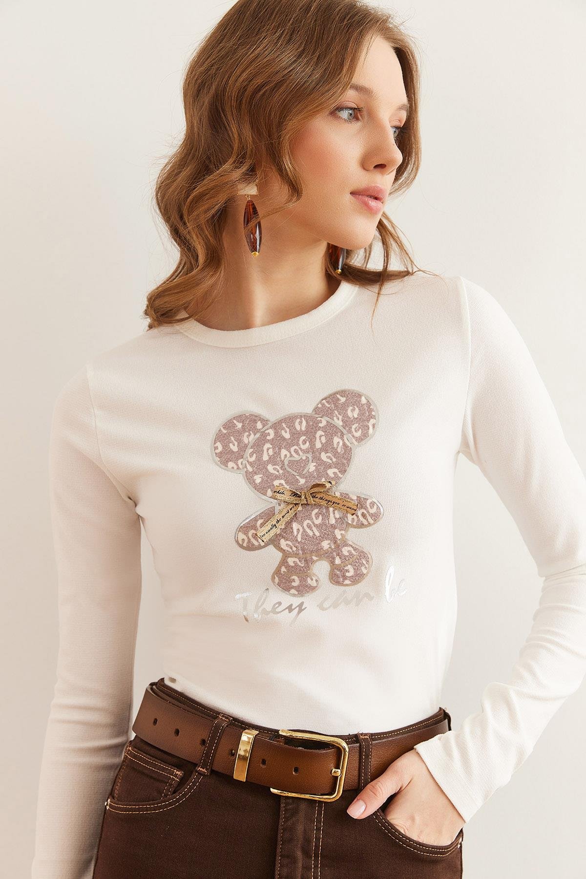 Lame Şeritli Ayıcık Aplikeli Esnek Crop Bluz Ekru