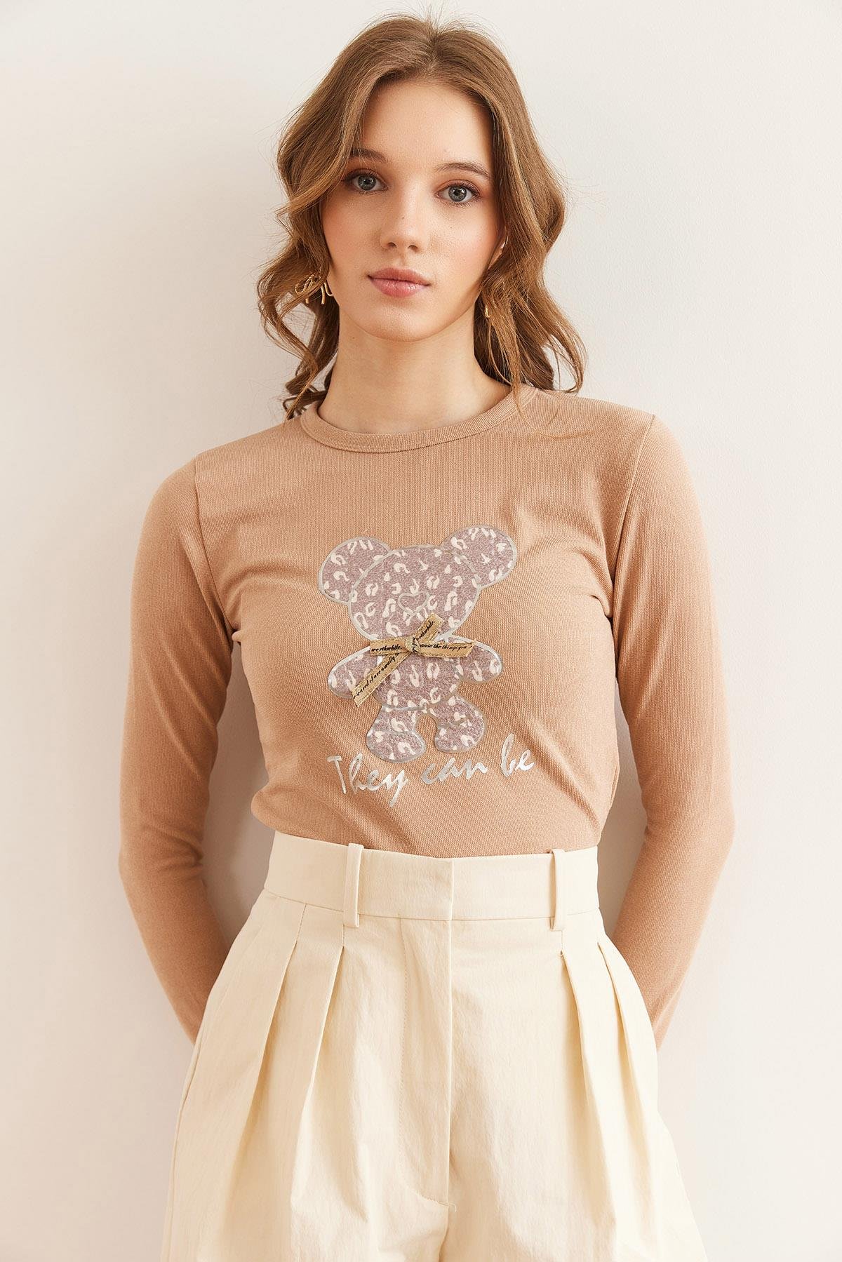 Lame Şeritli Ayıcık Aplikeli Esnek Crop Bluz Camel