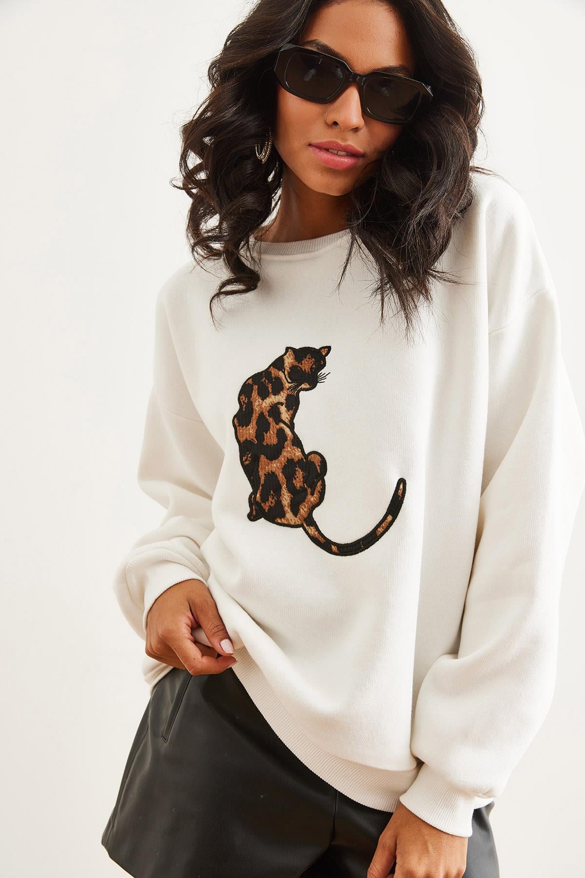 Leopar Aplike Şardonlu Oversize Sweatshirt Beyaz