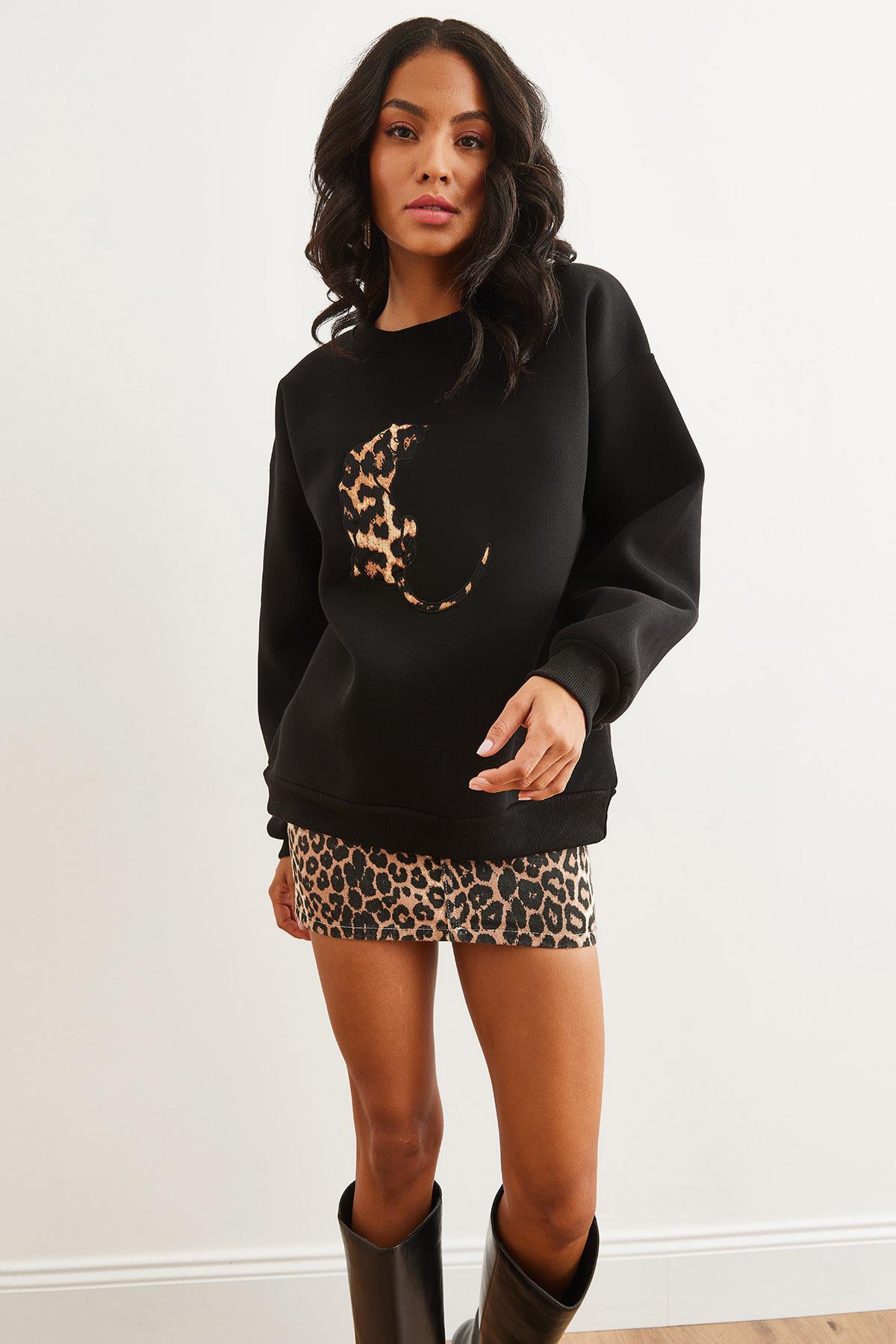 Leopar Aplike Şardonlu Oversize Sweatshirt Siyah