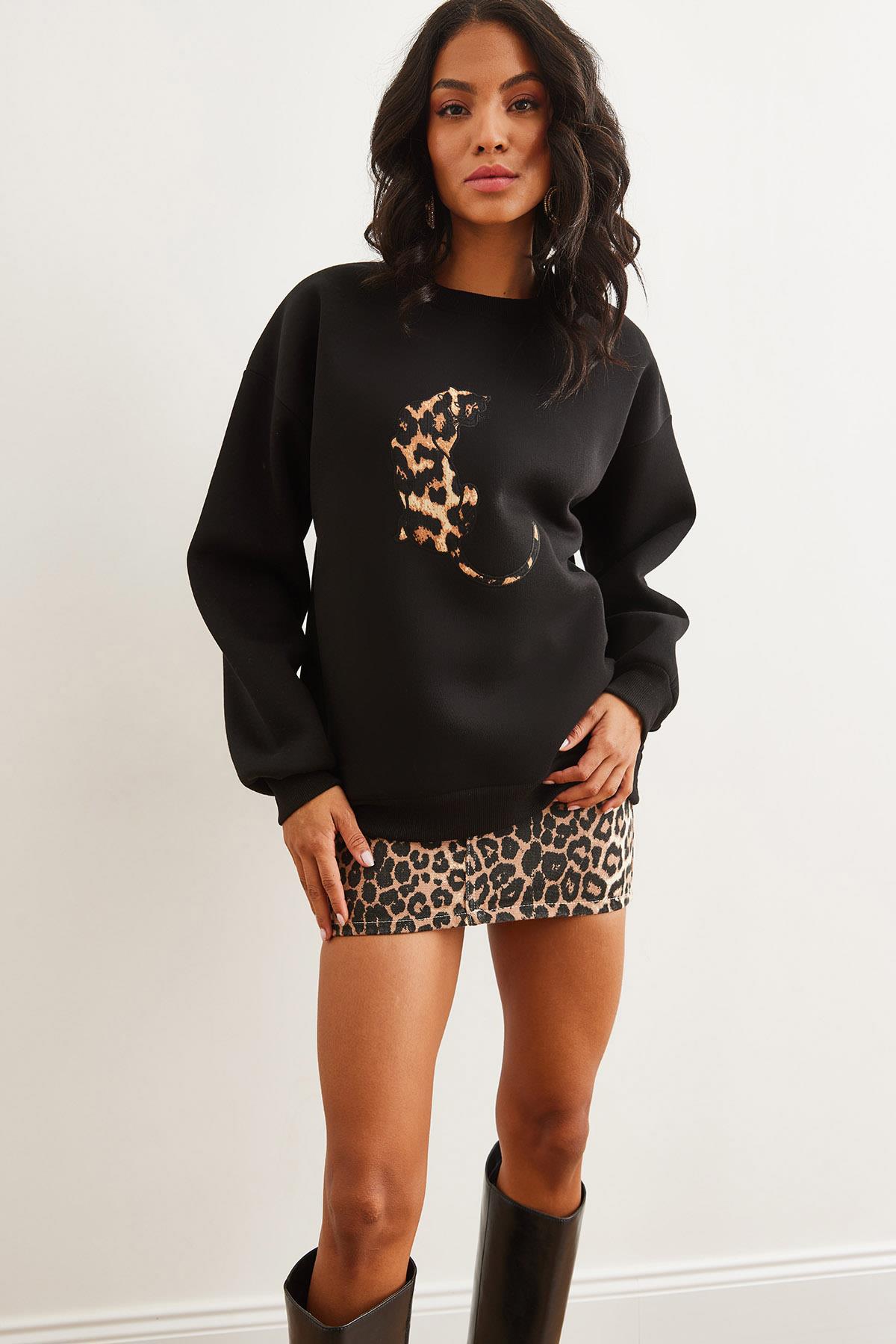 Leopar Aplike Şardonlu Oversize Sweatshirt Siyah