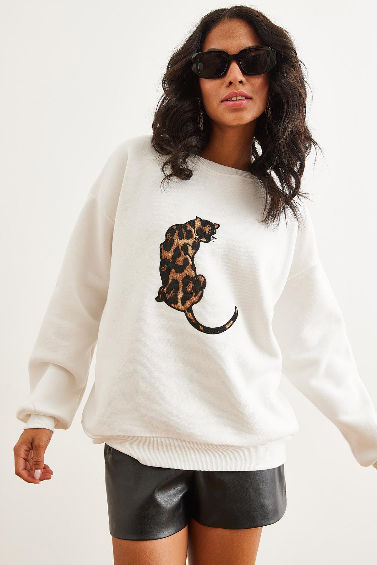 Leopar Aplike Şardonlu Oversize Sweatshirt Beyaz