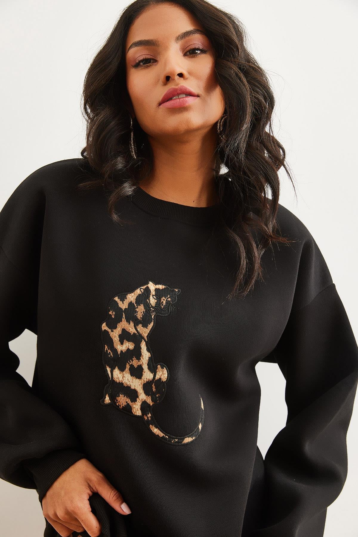 Leopar Aplike Şardonlu Oversize Sweatshirt Siyah