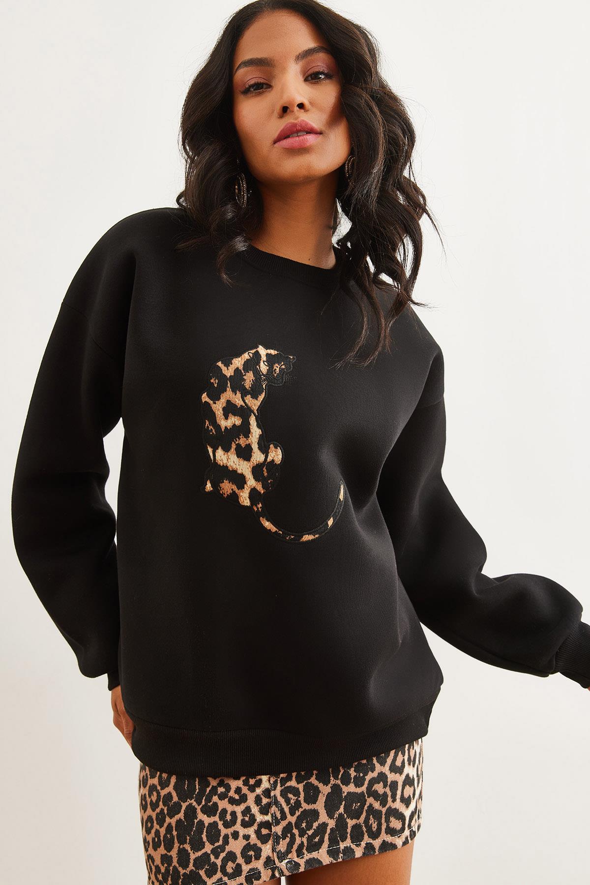 Leopar Aplike Şardonlu Oversize Sweatshirt Siyah