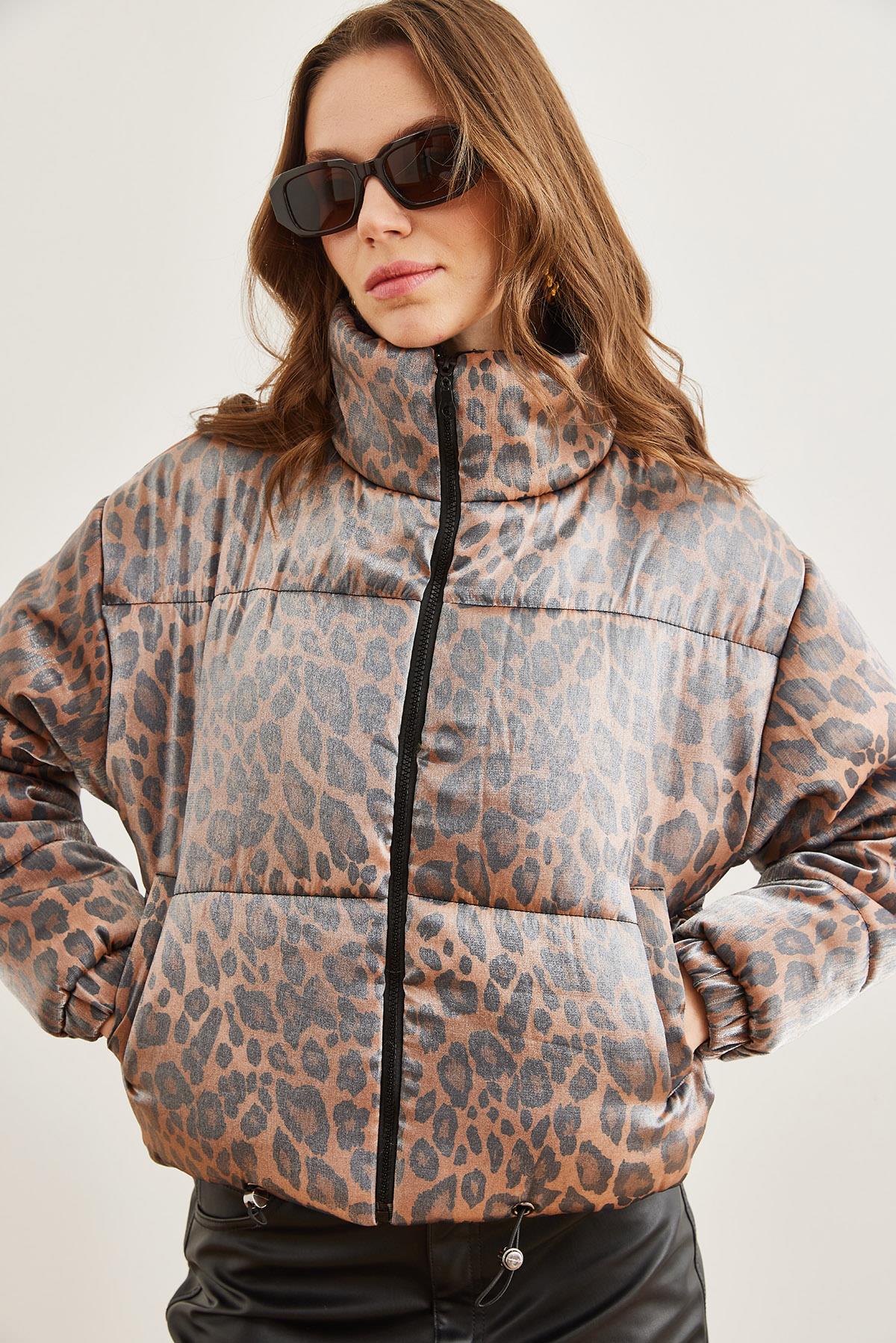 Leopar Desenli Cepli Parlak Şişme Mont Kahve