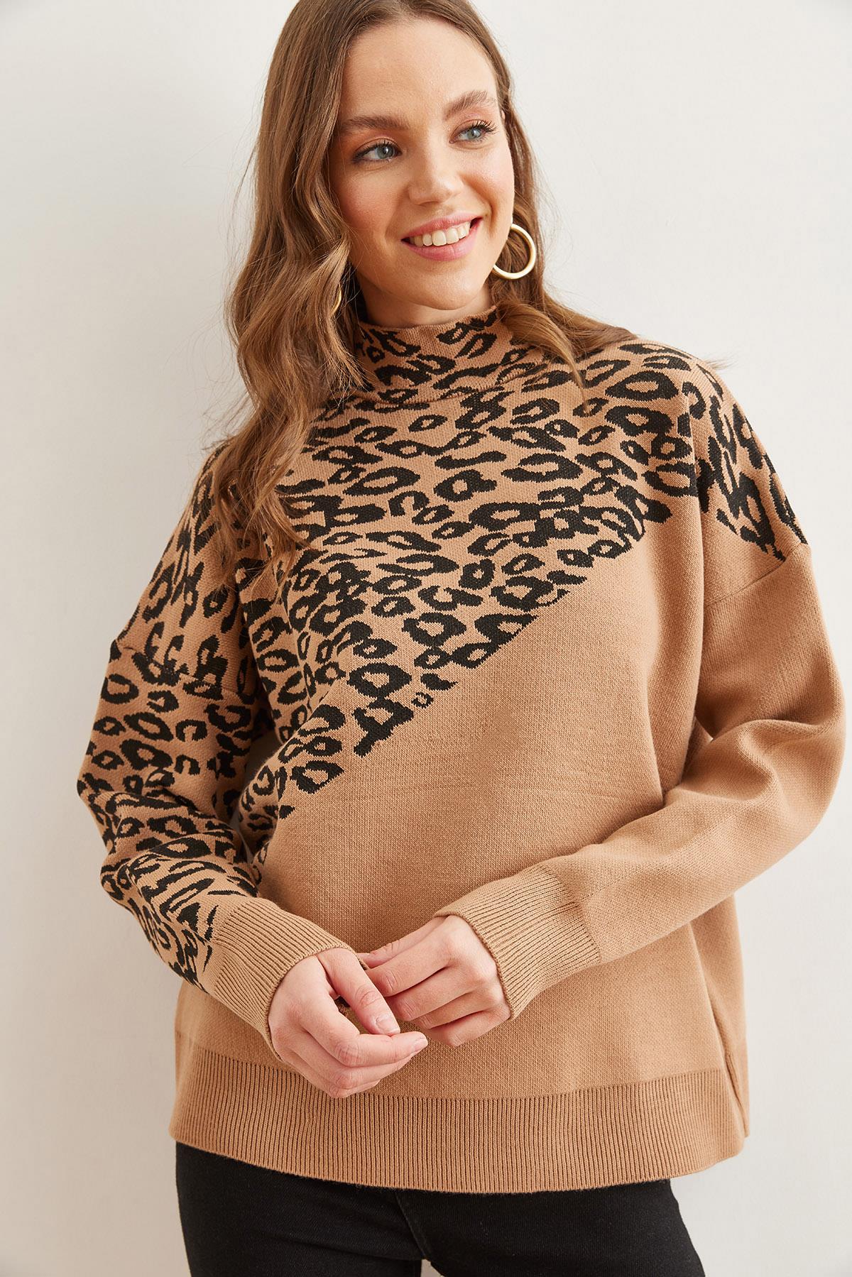 Leopar Detaylı Bloklu Triko Kazak Taba
