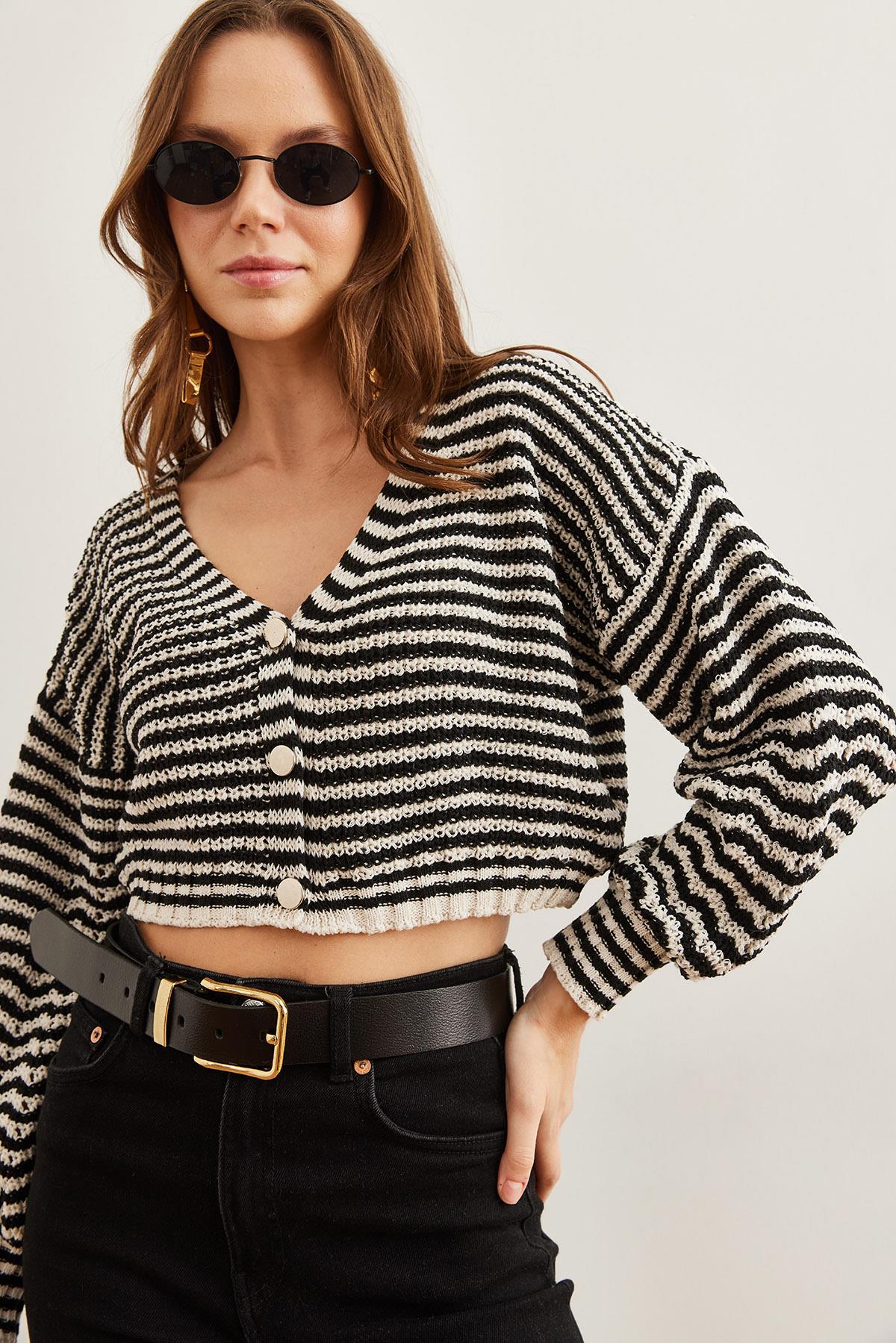 Metal Düğmeli Çizgili Crop Triko Hırka Siyah Beyaz