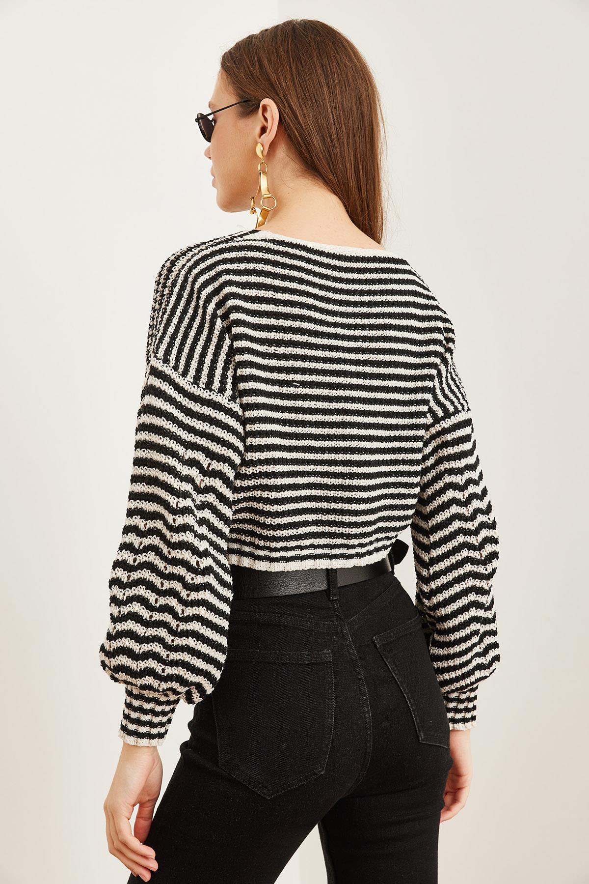 Metal Düğmeli Çizgili Crop Triko Hırka Siyah Beyaz
