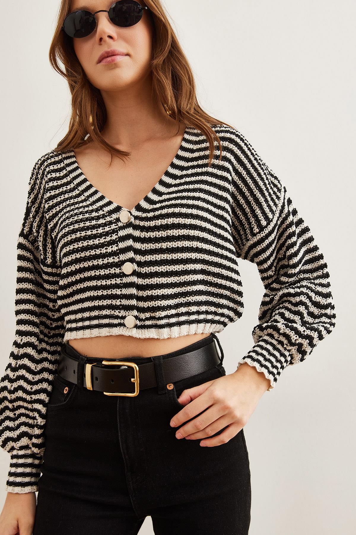 Metal Düğmeli Çizgili Crop Triko Hırka Siyah Beyaz