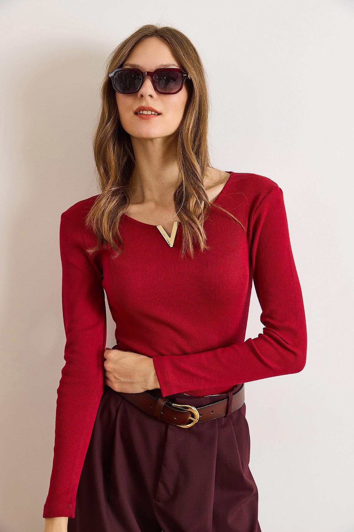 Metal V Detaylı Esnek Kaşkorse Bluz Bordo