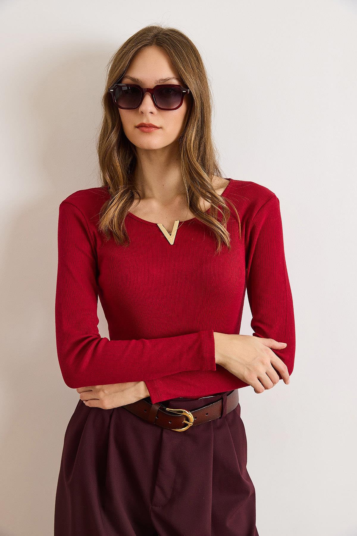 Metal V Detaylı Esnek Kaşkorse Bluz Bordo