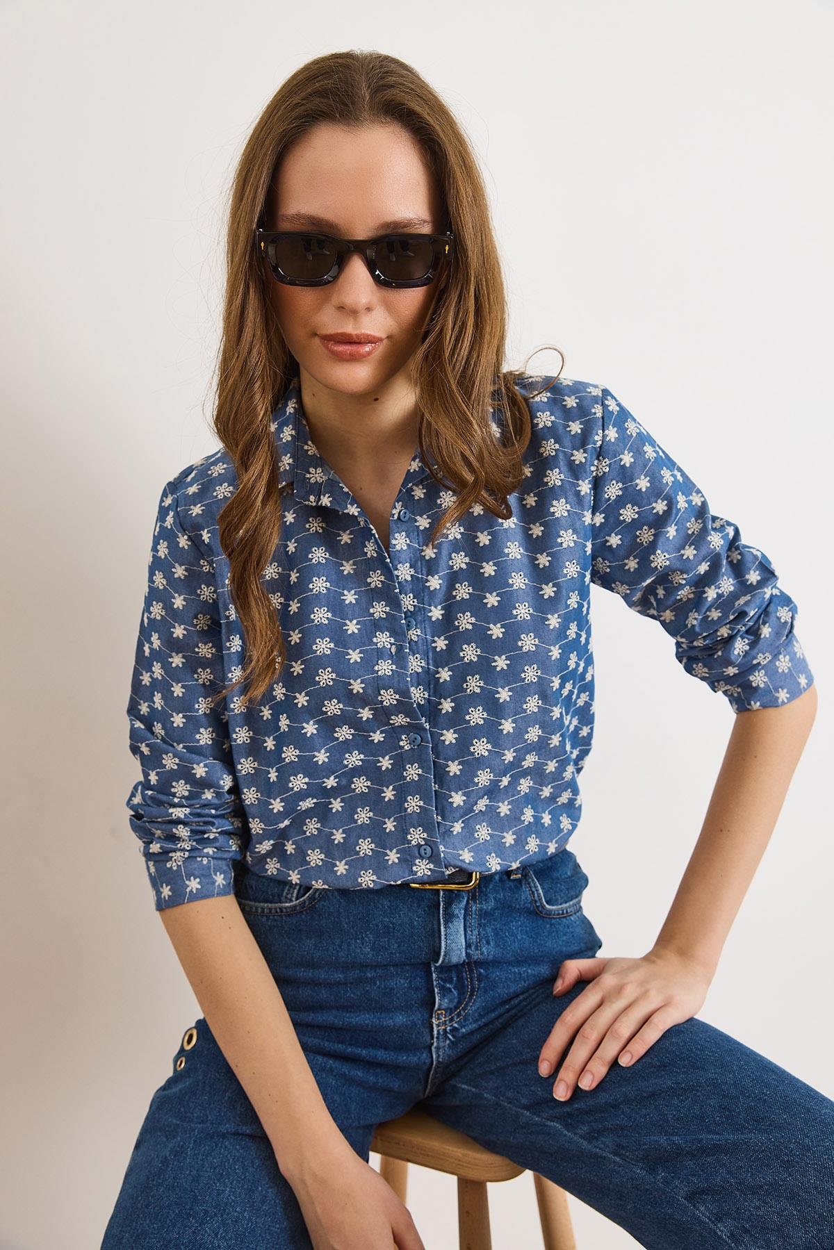 Minik Çiçekli Nakışlı Denim Görünümlü Gömlek Koyu Mavi
