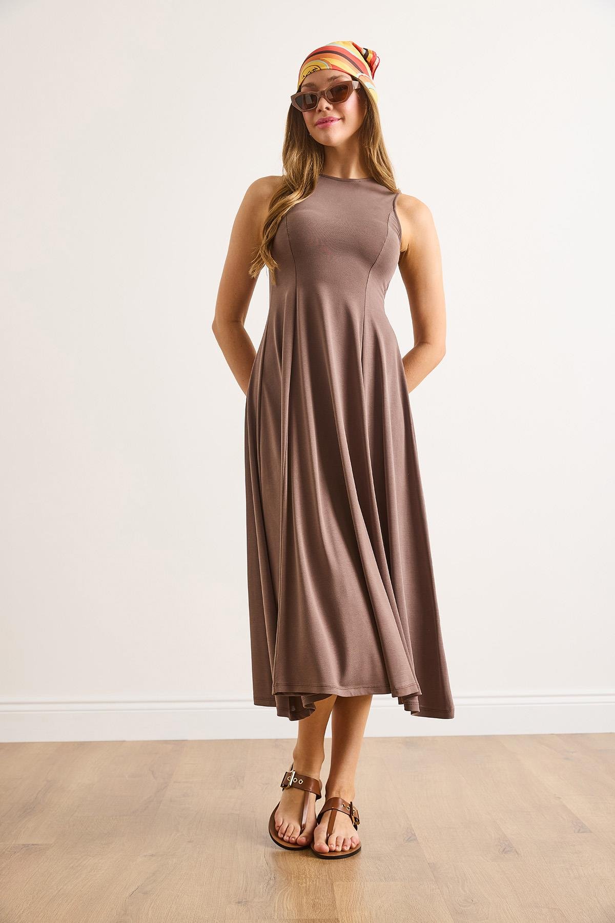 Modal Kolsuz Parçalı Maksi Çan Elbise Kahverengi