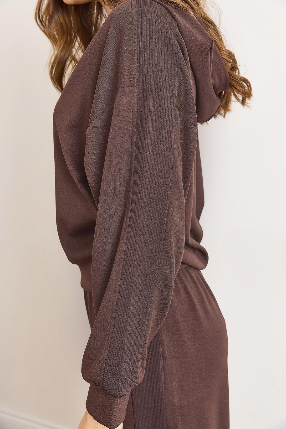 Modal Tuşeli Kapüşonlu Fitil Detaylı Dökümlü Sweatshirt Kahverengi