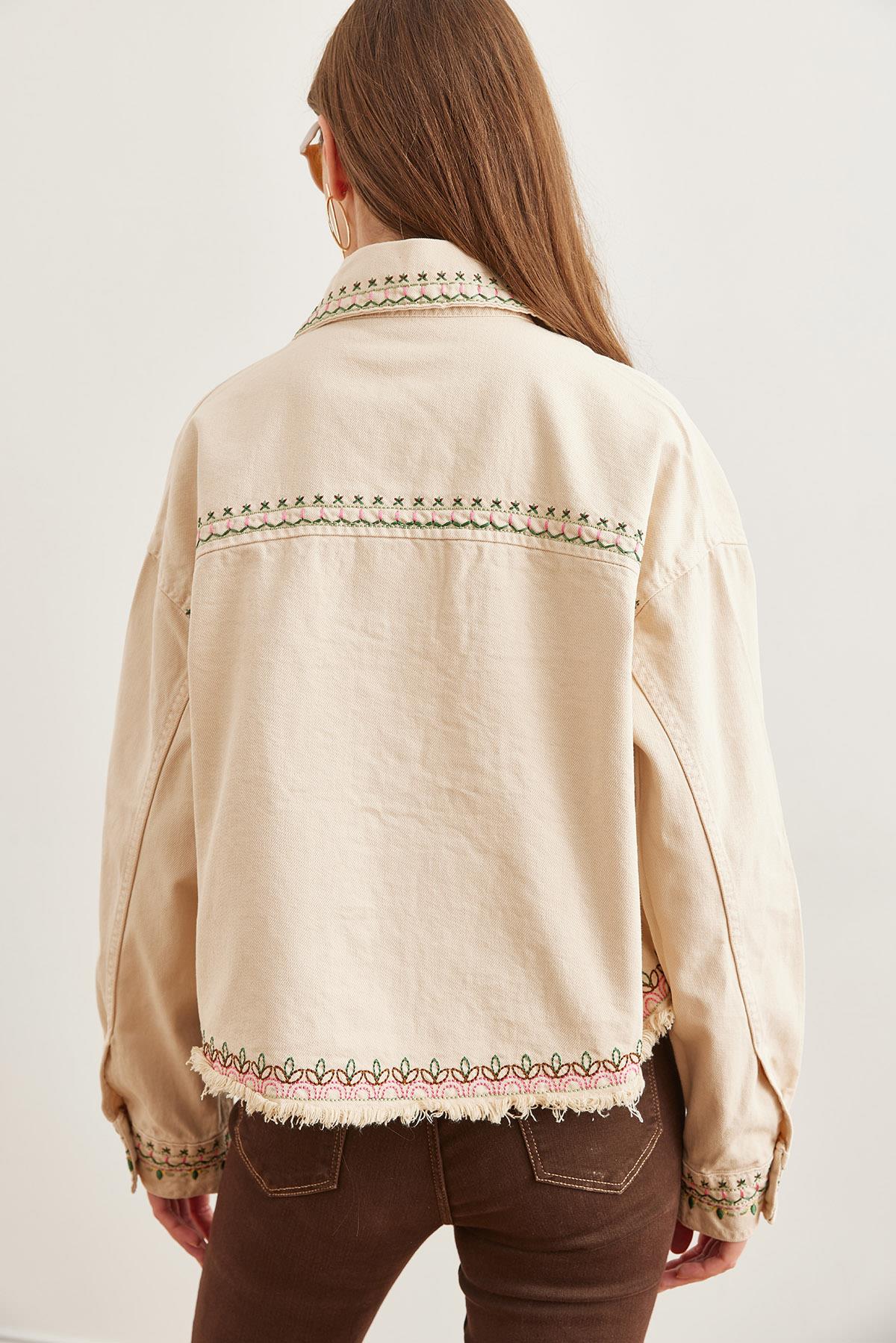 Nakış Detaylı Cepli Crop Pamuk Gabardin Ceket Taş