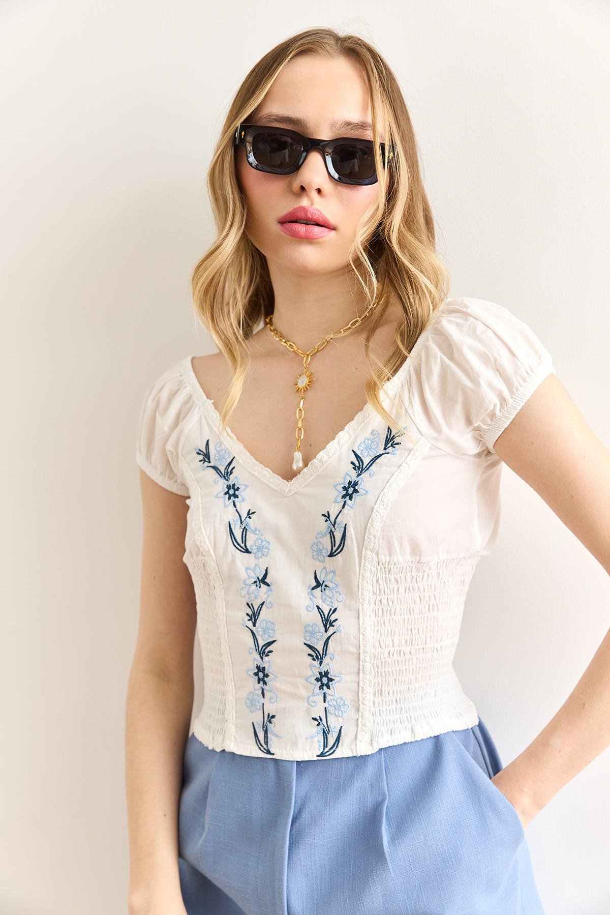 Nakış Detaylı Gipeli Crop Bluz Beyaz