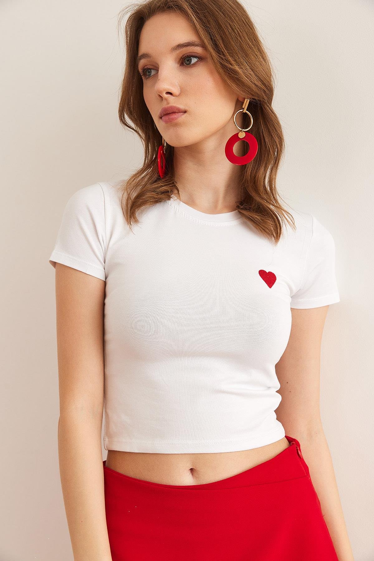 Nakışlı Likralı Crop Tişört Kalp Beyaz