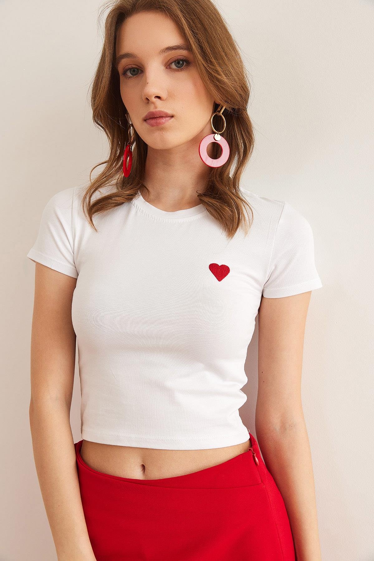 Nakışlı Likralı Crop Tişört Kalp Beyaz