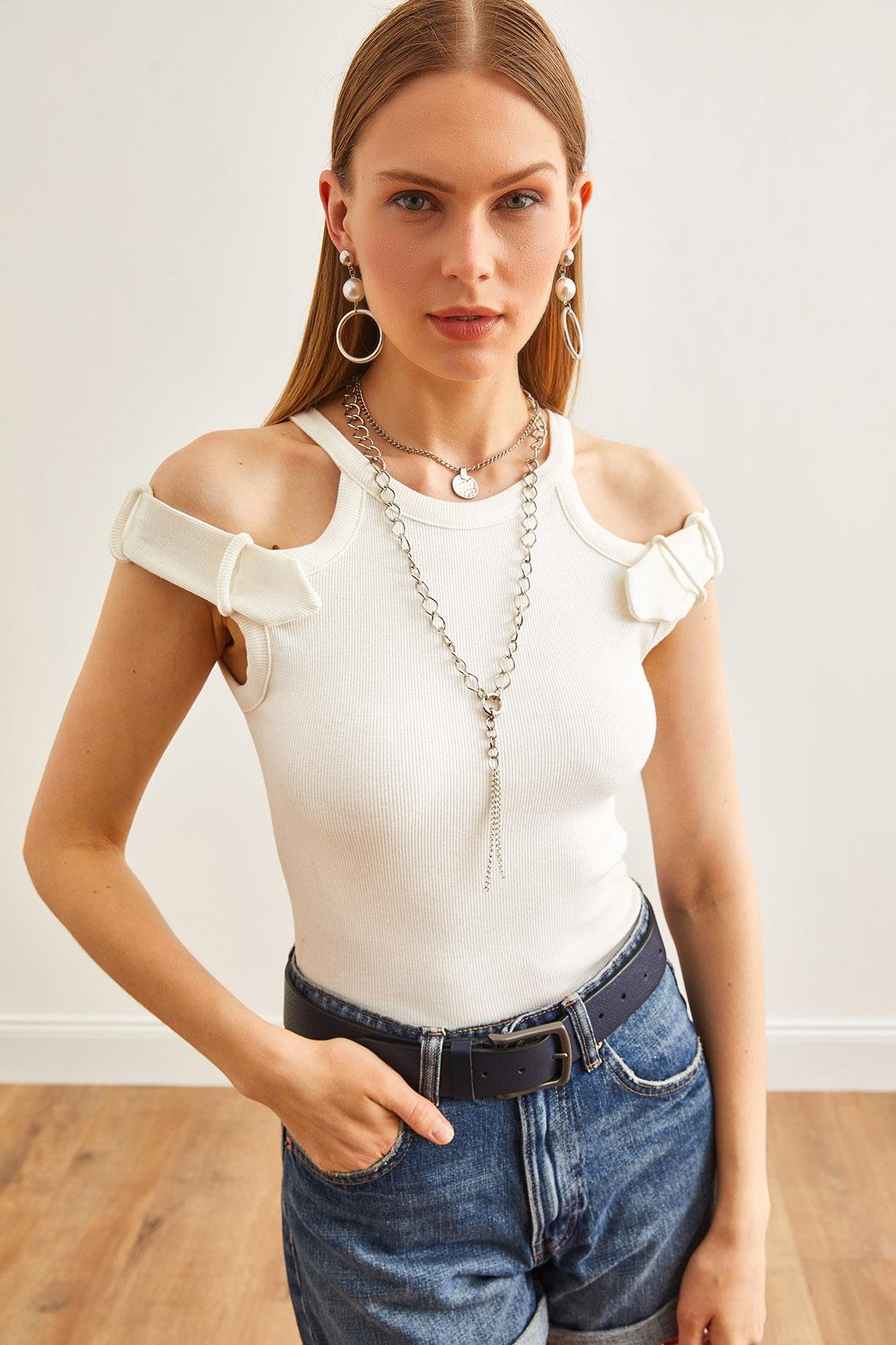 Omuz Detaylı Halter Yaka Crop Esnek Pamuk Bluz Ekru