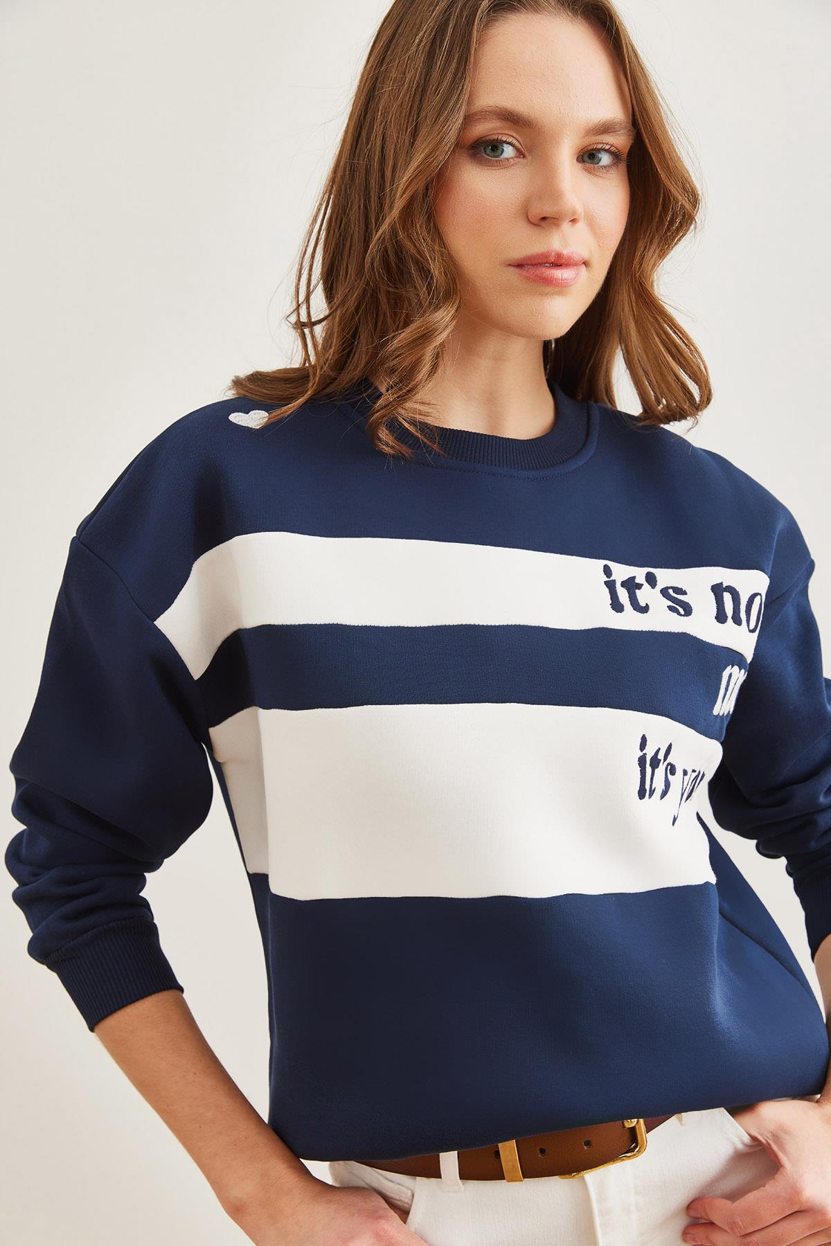 Omuz Kalp Nakışlı Şardonlu Sweatshirt Lacivert