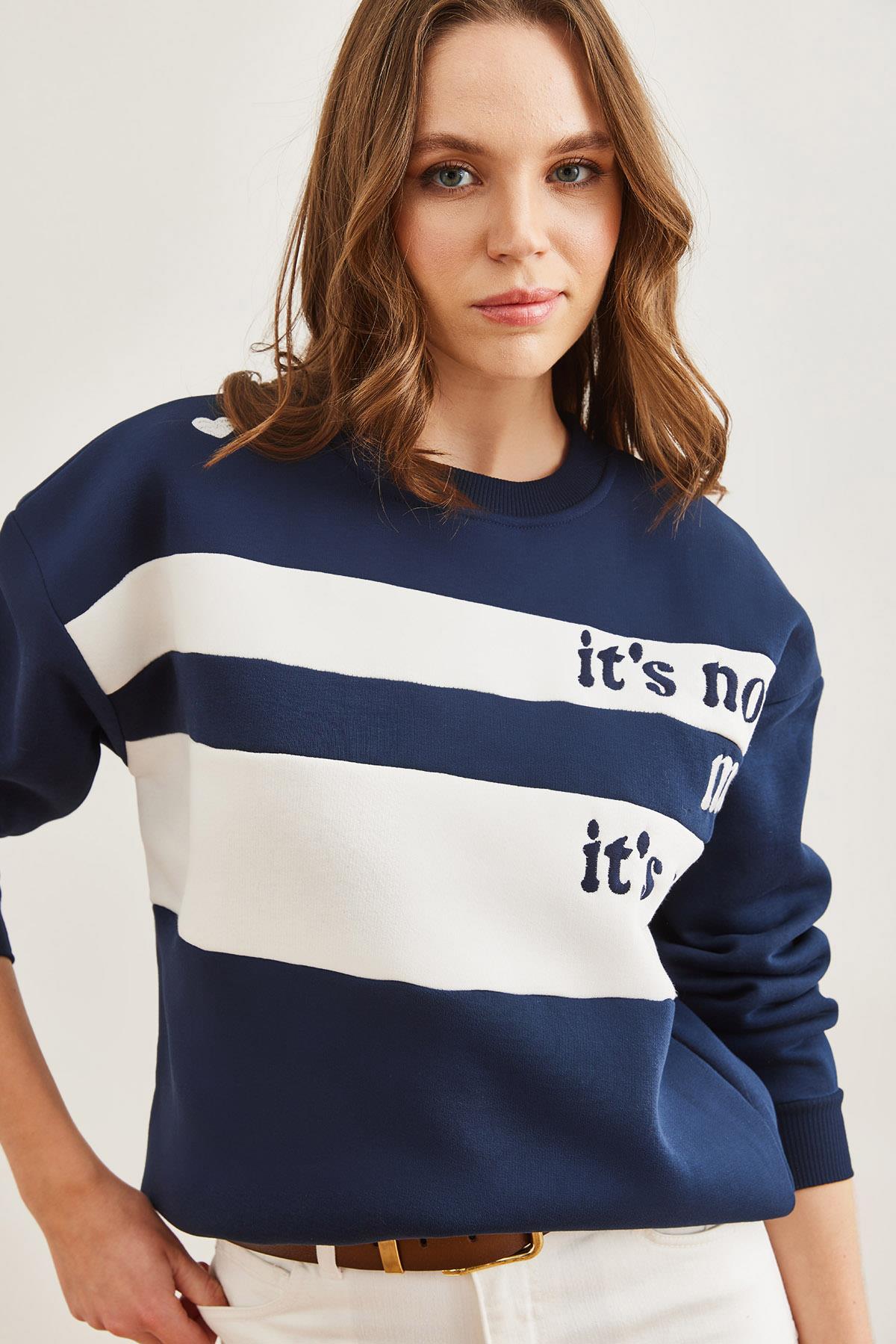 Omuz Kalp Nakışlı Şardonlu Sweatshirt Lacivert