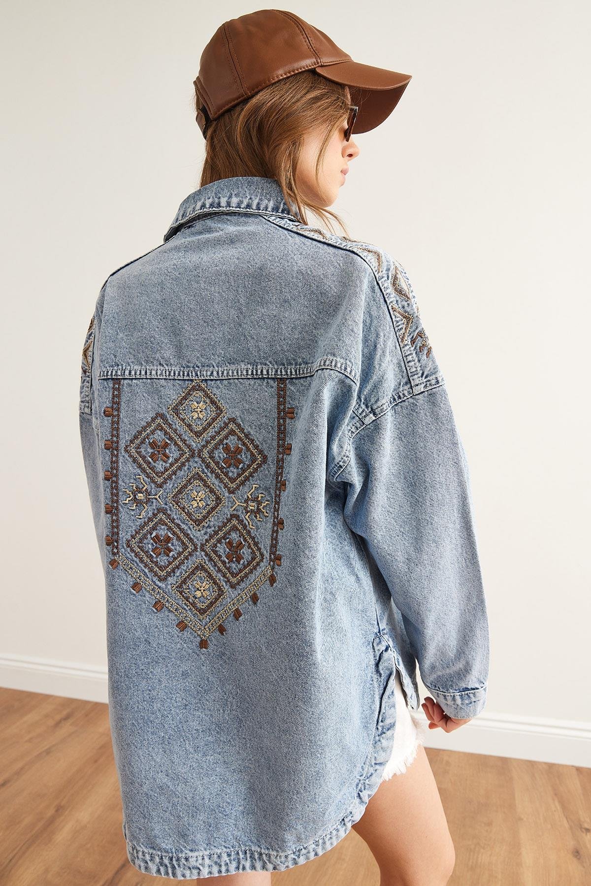Omuz ve Sırt Nakış Detaylı Pamuk Denim Ceket Mavi